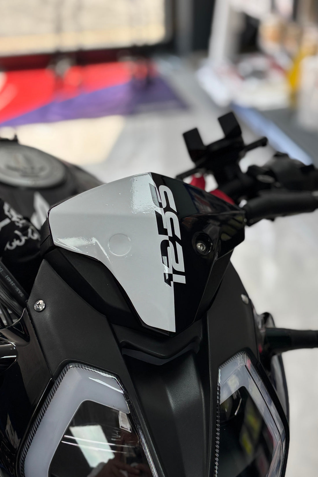 Benelli 125S ve RKS 125S için Kafa için Beyaz Renk Sticker Etiket (1 Adet)