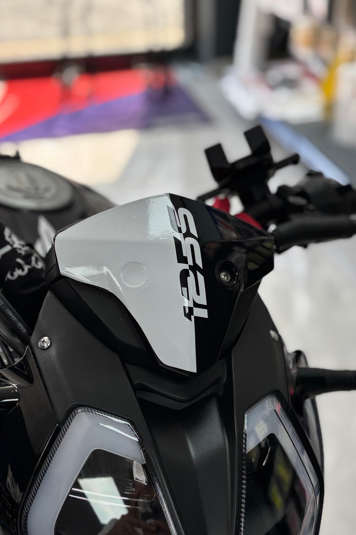 Benelli 125S ve RKS 125S için Kafa için Beyaz Renk Sticker Etiket (1 Adet)