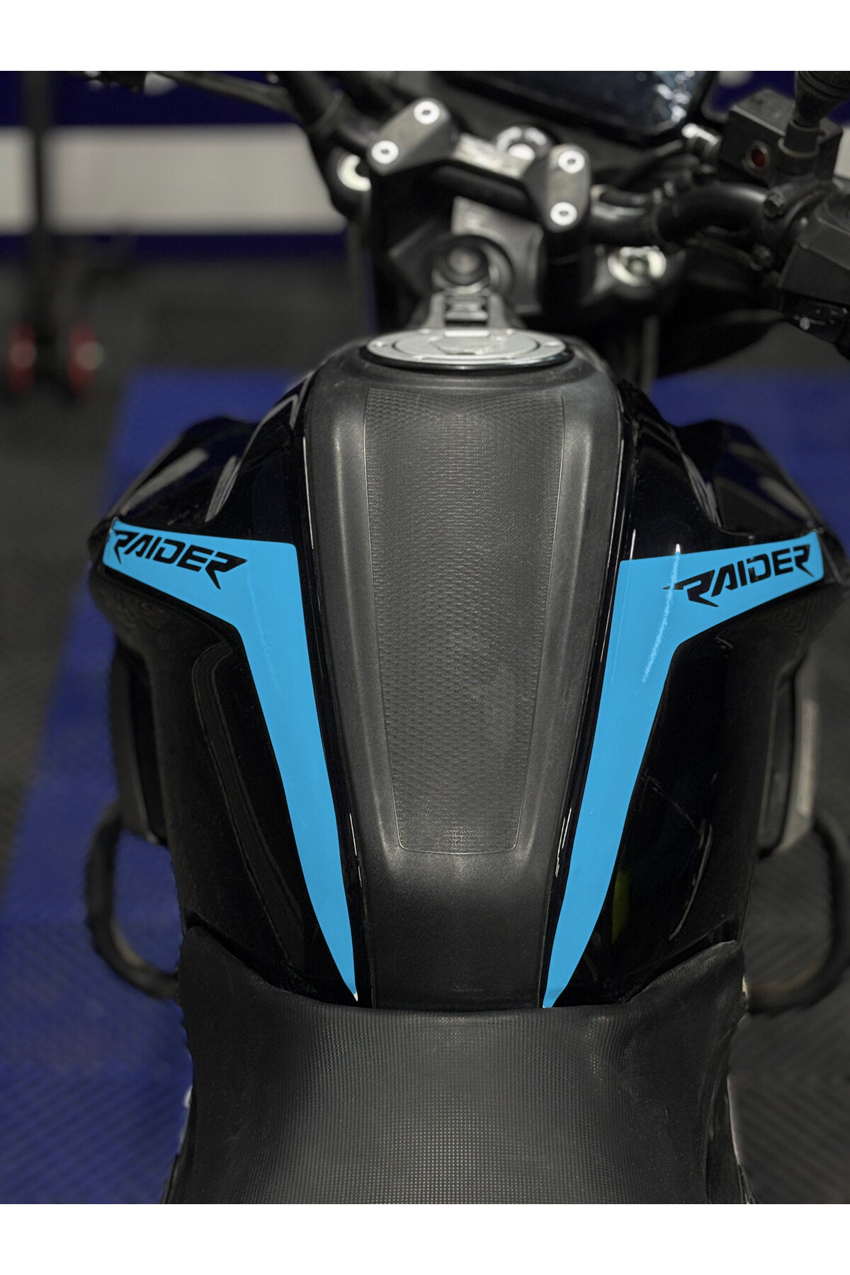 TVS Raider 125 için Raider Yazılı Depo Kordon sticker Etiket (Sağ ve Sol)