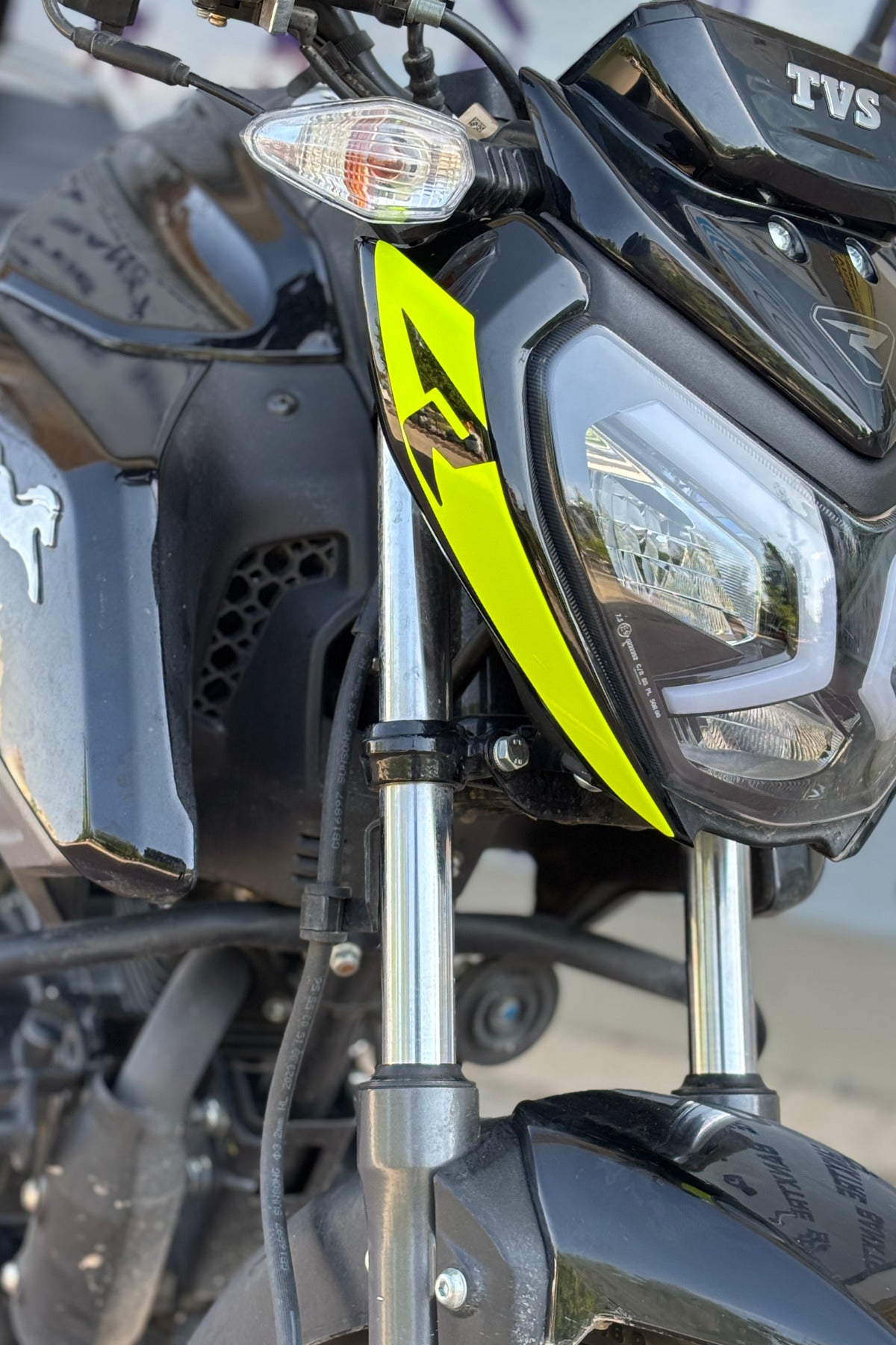 TVS Raider için R Logolu Far Kaşı Detay Sticker (2 Adet)