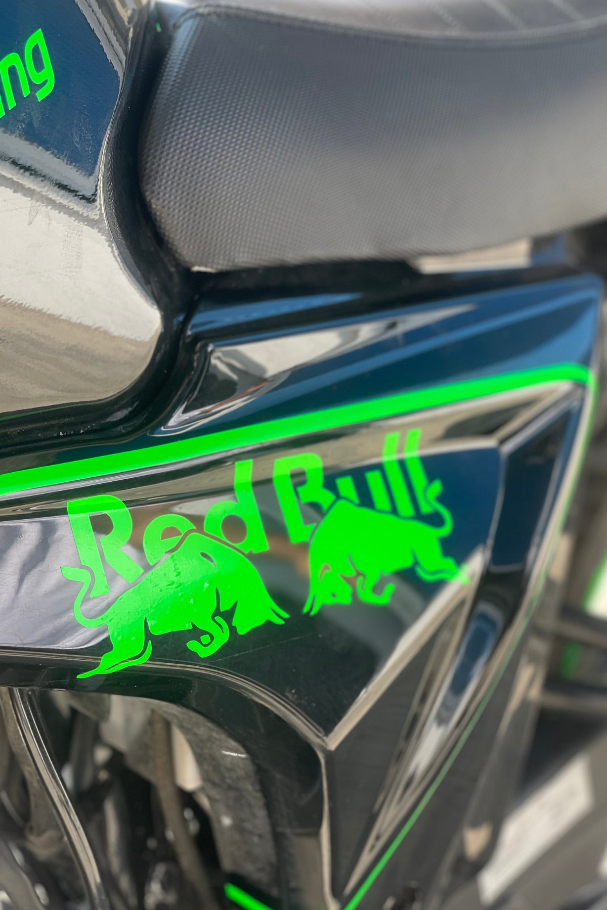 Motor-Araba-Kask İçin Boğa Enerji Neon Yeşil Sticker Etiket 15CMx6CM (1 Adet)