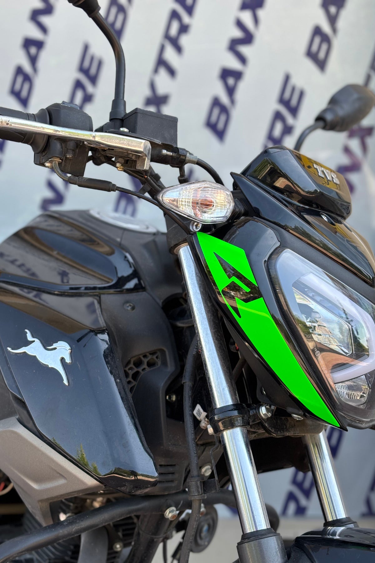 TVS Raider için R Logolu Far Kaşı Detay Sticker (2 Adet)