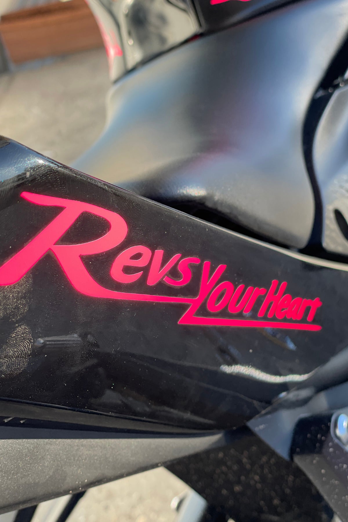 Motor ve Kask için Neon Pembe  Revs Your Heart Sticker Etiket (20CM) (1 Adet)