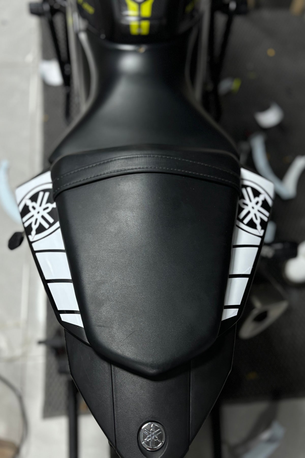 Yamaha Motor Grubu için Kuyruk Tarafı için Beyaz Kuyruk Sticker Seti (Sağ ve Sol )