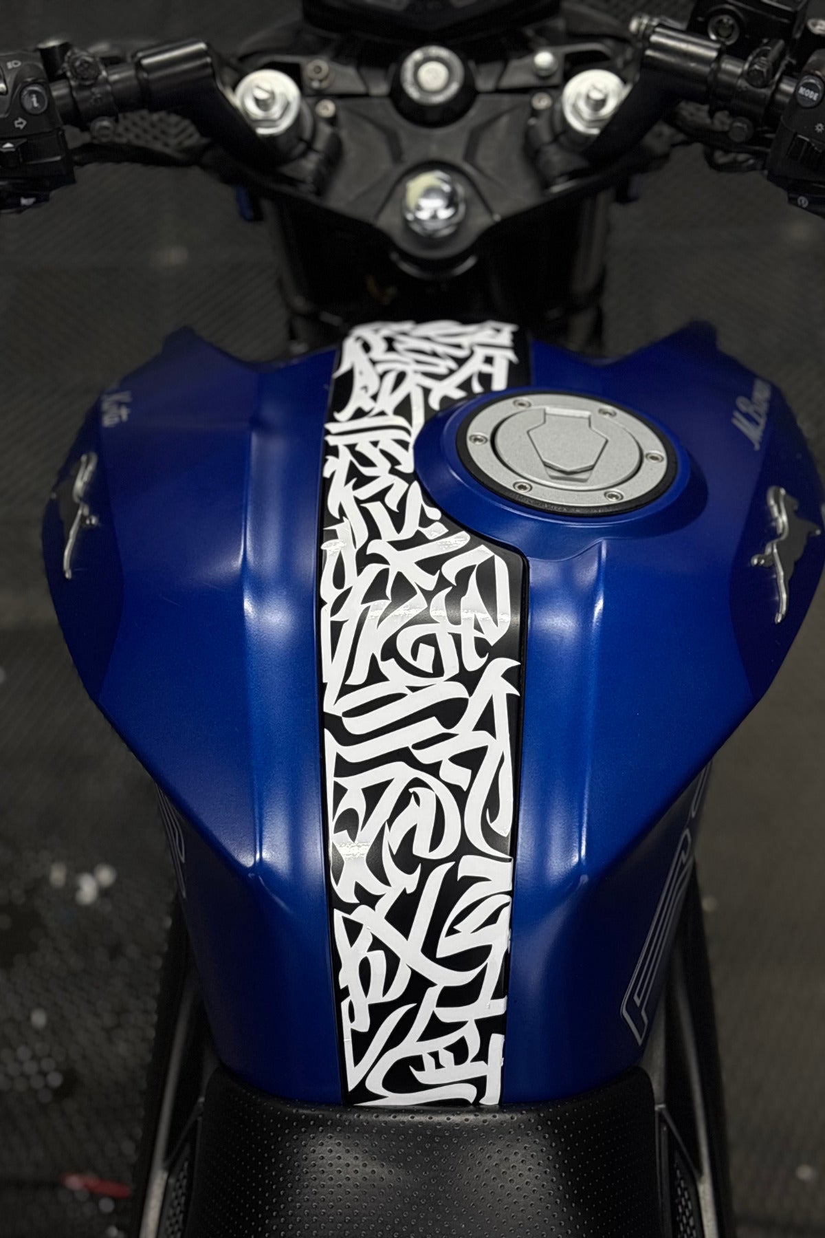 TVS RTR için Uyumlu Orta Panel Kaligrafi Tribal Desen Sticker