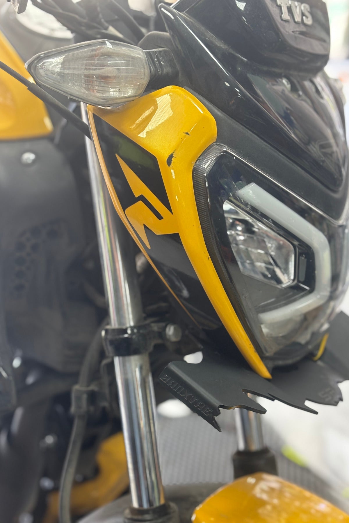 TVS Raider için R Logolu Far Kaşı Detay Sticker (2 Adet)