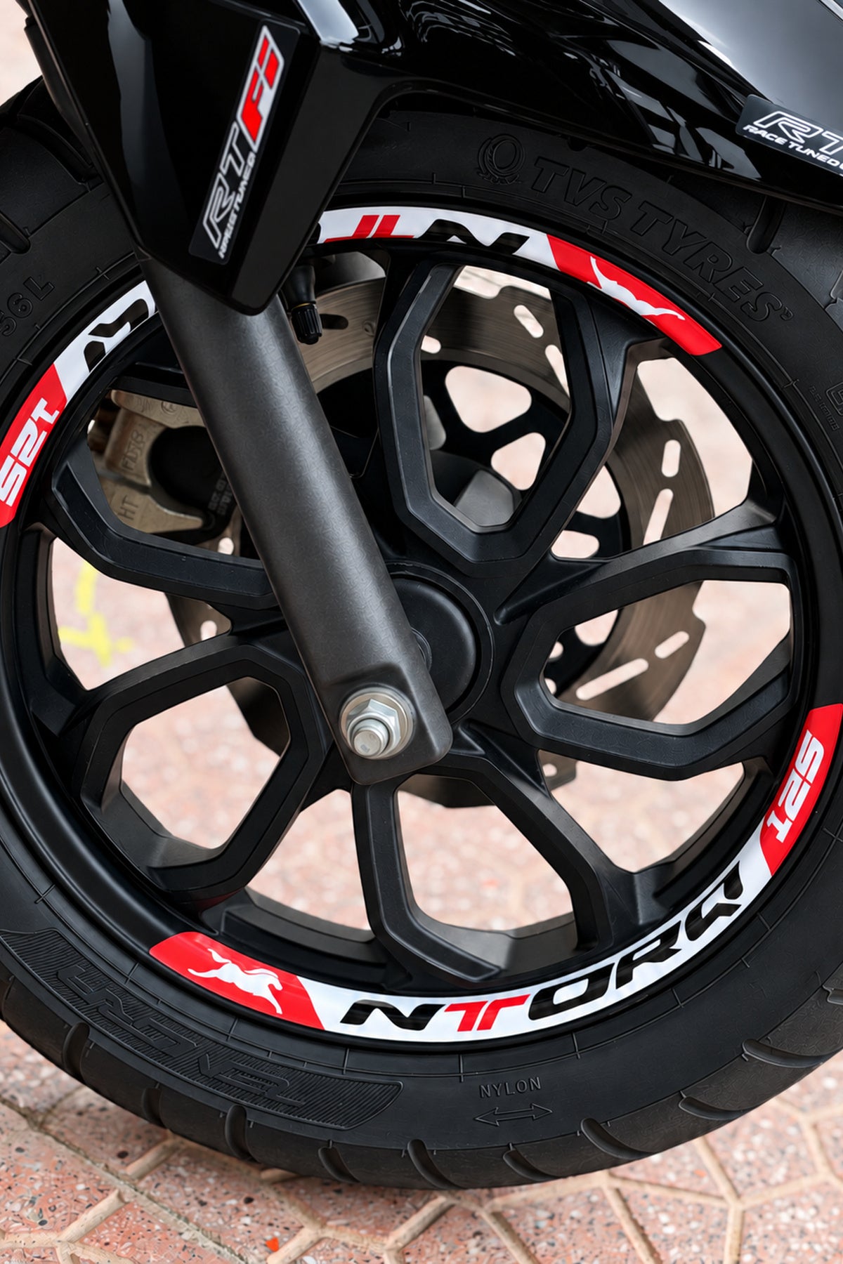 TVS Ntorq 125 için Baskılı Jant Şeridi Sticker Seti (Ön-Arka Tam Yeterli)