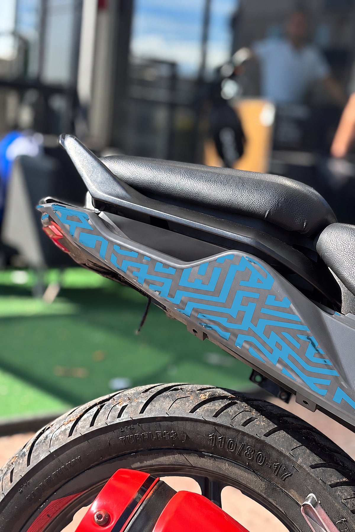 TVS Raider 125 için Labirent Desenli Sele Altı Kaplama Sticker Etiket (Sağ ve Sol )