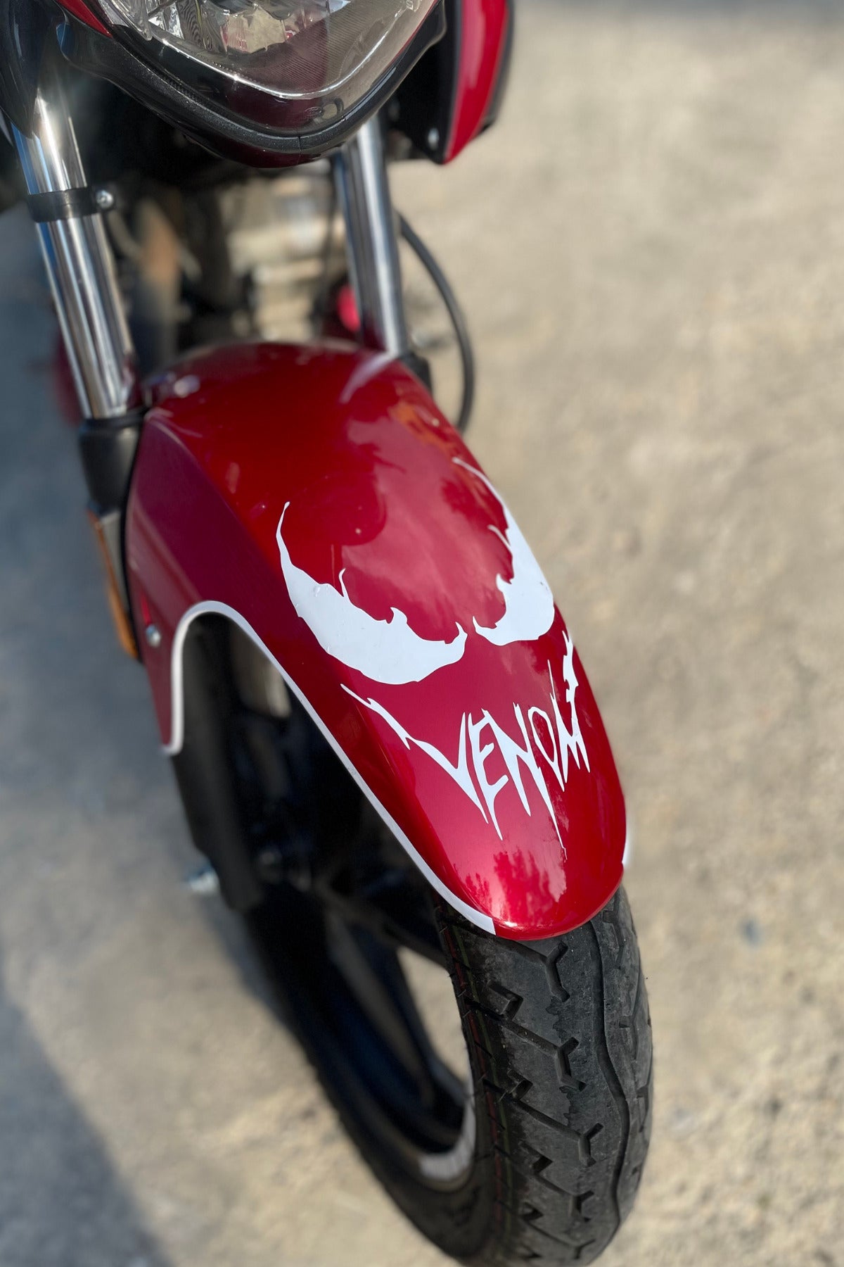 Dekoratif Parlak Beyaz Venom Sticker Motor-Kask-Araba için Etiket (1 Adet)