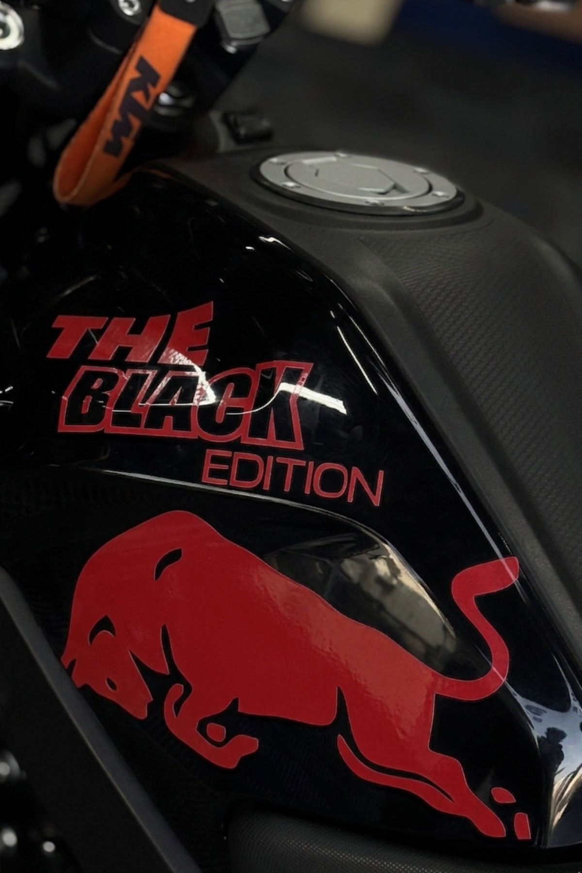 Motosiklet ve Kask için Boğa Black Edition Sticker Etiket (Tek Taraf)