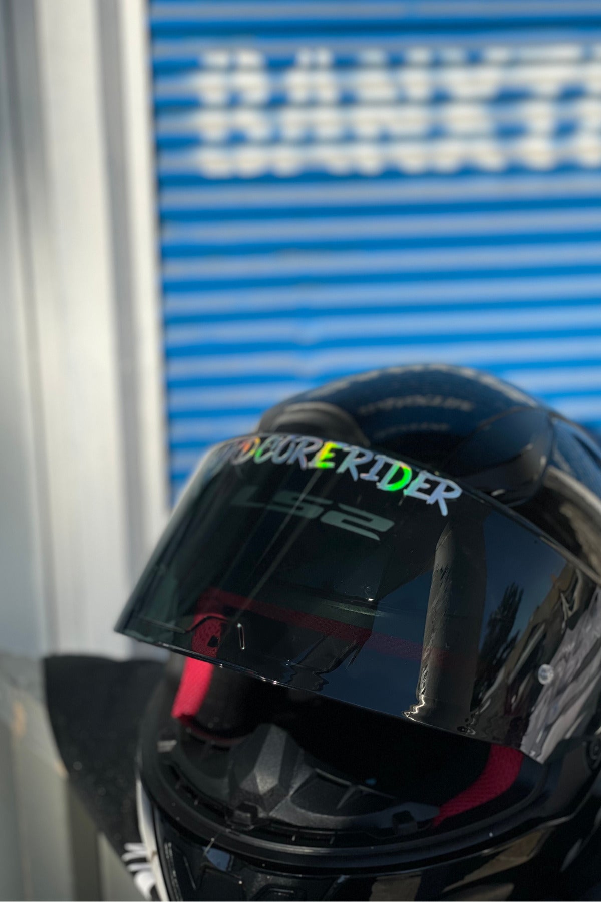 Kask ve Vizör için Dekoratif Hologramlı Renk Değiştiren Hard Core Rider Sticker 14CMx2CM (1 Adet)