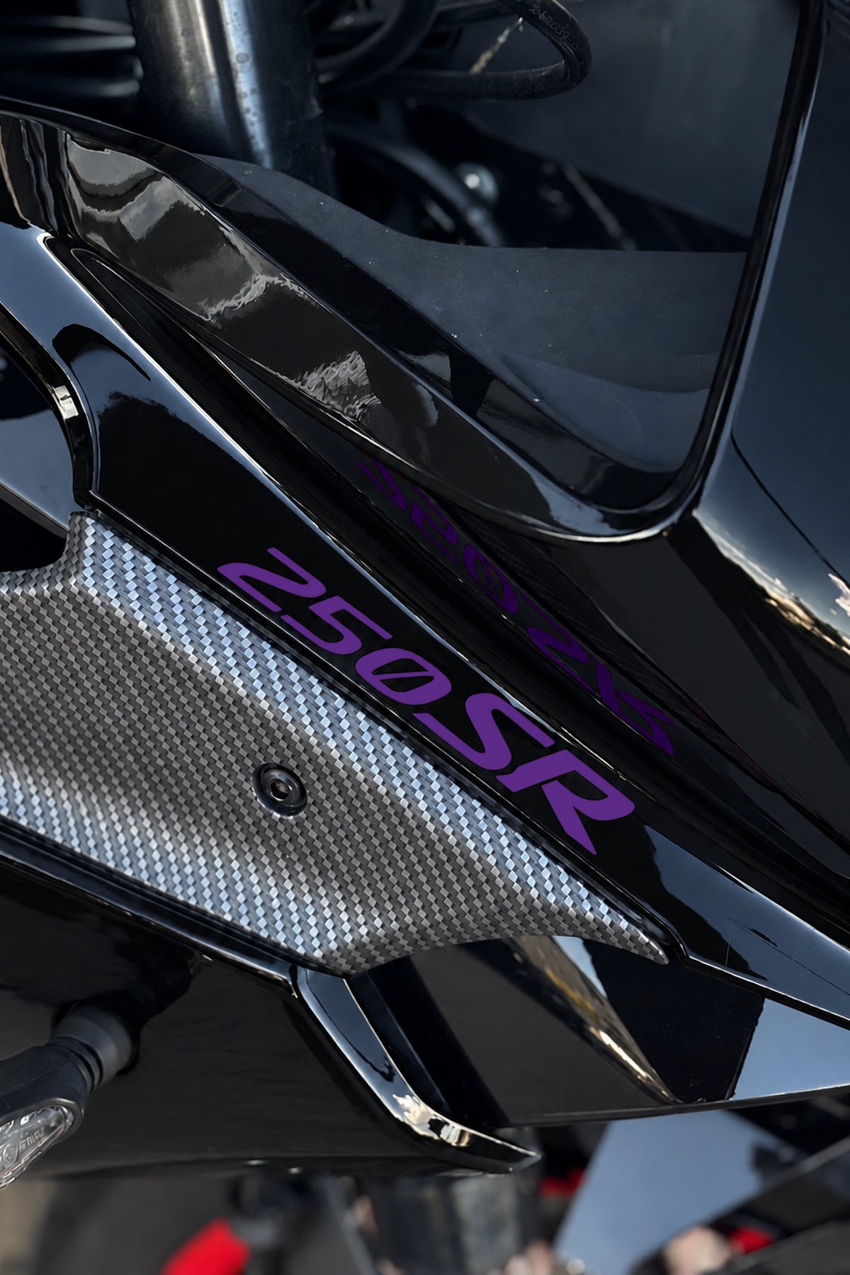 CFMOTO SR250 için Ön Grenajlar için Orijinal 250SR Yazı Sticker Etiket (12CMx2CM) (2 Adet)