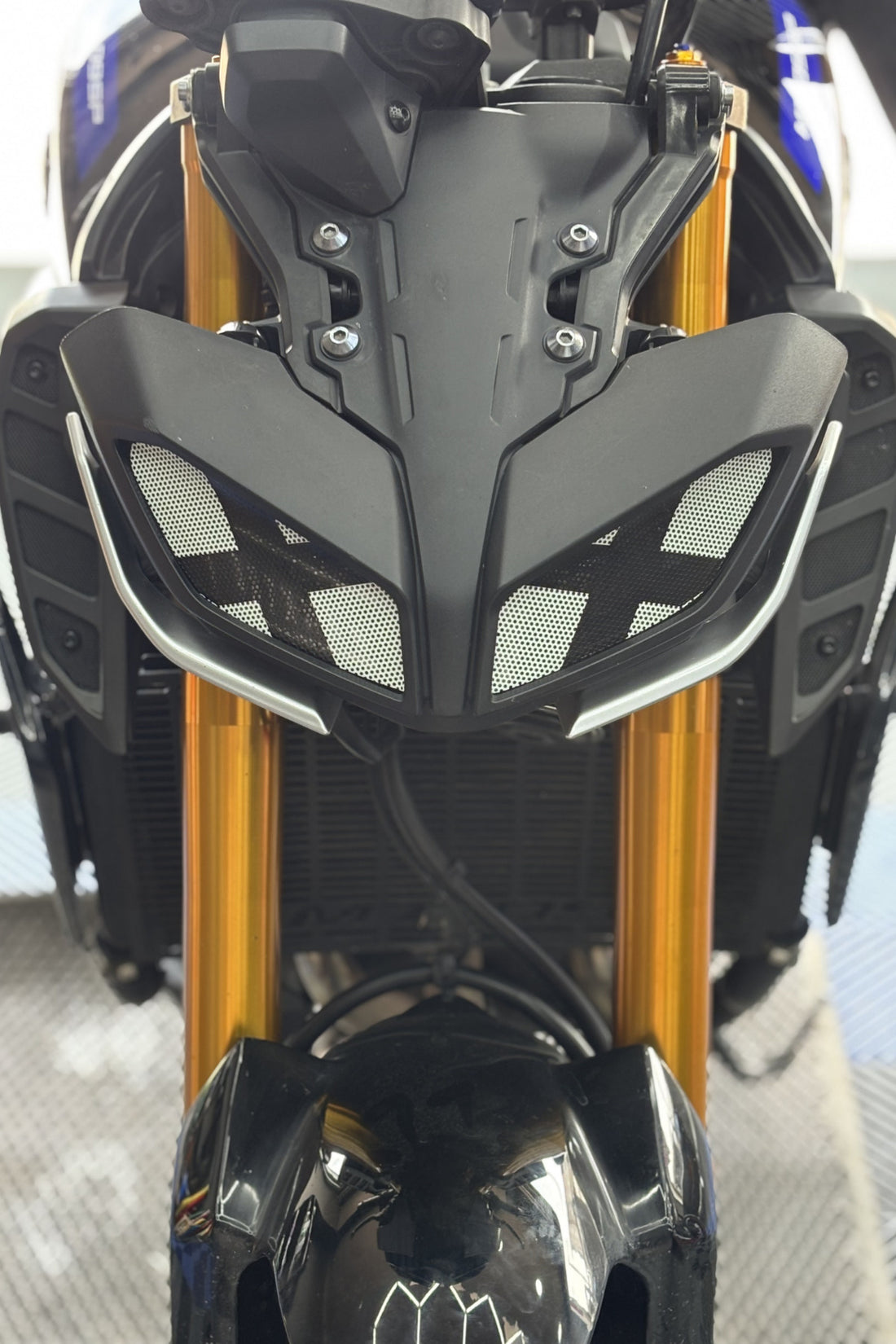 Yamaha MT-09 Örümcek Kasa için Delikli Işığı Kesmeyen X Göz Sticker Etiket
