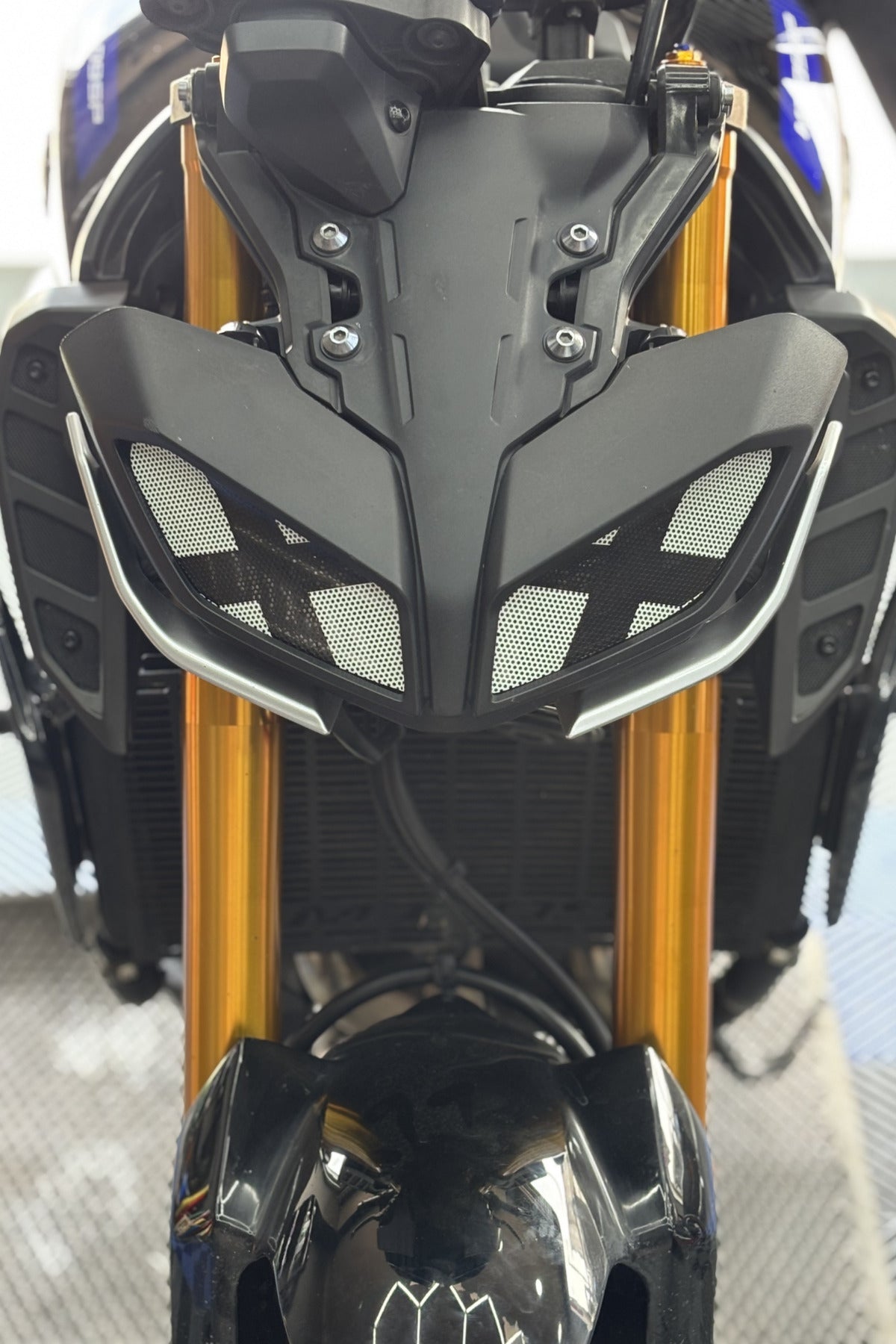 Yamaha MT-09 Örümcek Kasa için Delikli Işığı Kesmeyen X Göz Sticker Etiket