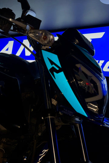 TVS Raider için Reflektif R Logolu Far Kaşı Detay Sticker Etiket (Sağ ve Sol)