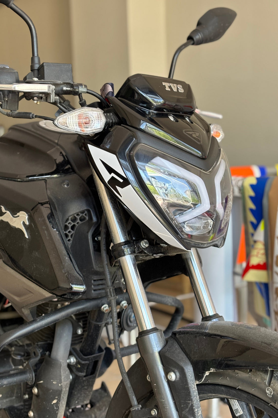 TVS Raider için R Logolu Far Kaşı Detay Sticker (2 Adet)