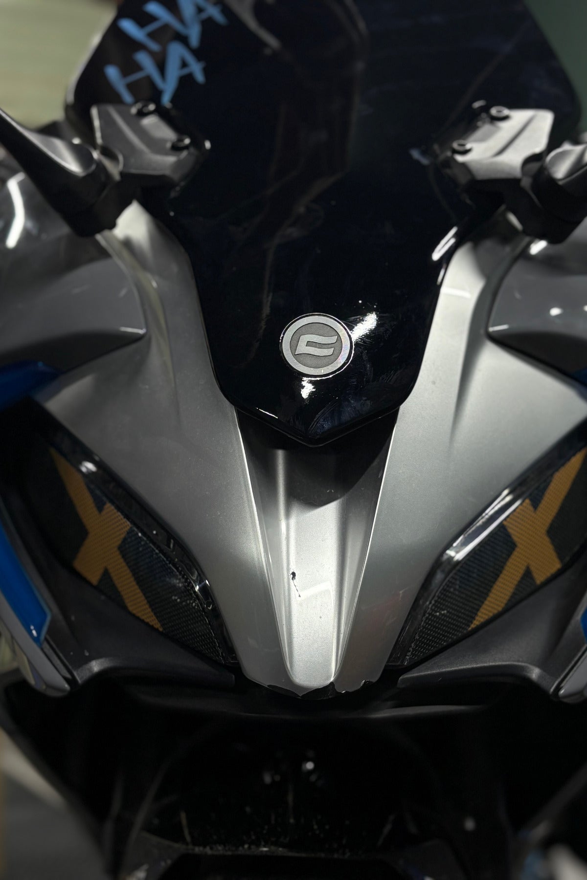 CFMOTO SR250 için Delikli Far Üstü Sticker Seti Aydınlatma Engellemez(Sağ ve Sol)