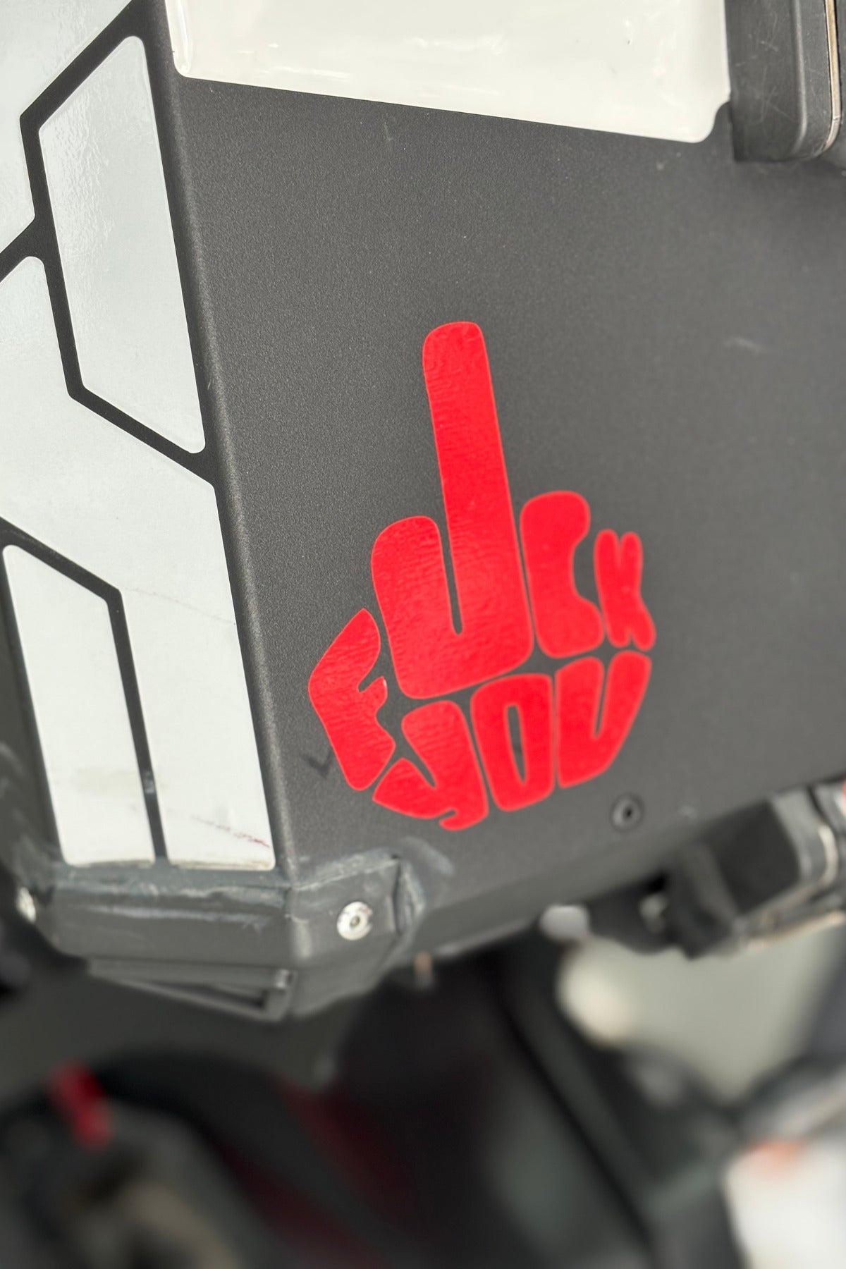 Motor-Araba-Kask için Kırmızı FCK You Orta Parmak Sticker Etiket (11CMx9CM)