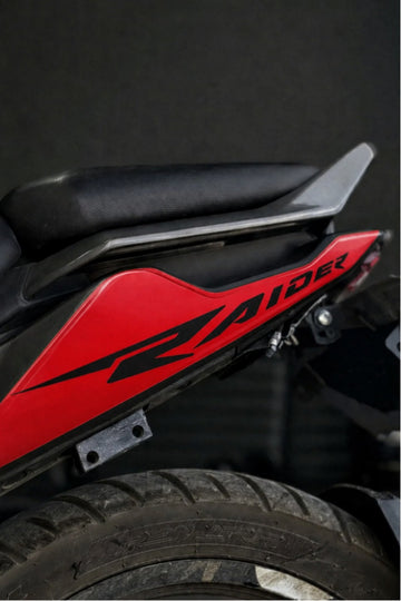 TVS Raider 125 için Arka Sele Altı Grenaj için Raider Yazılı Kırmızı KAPLAMA Sticker (Sağ ve Sol)