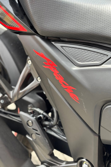 TVS Apache RTR için Kırmızı Renk Sağ ve Sol Apache Yazıları (2 Adet)
