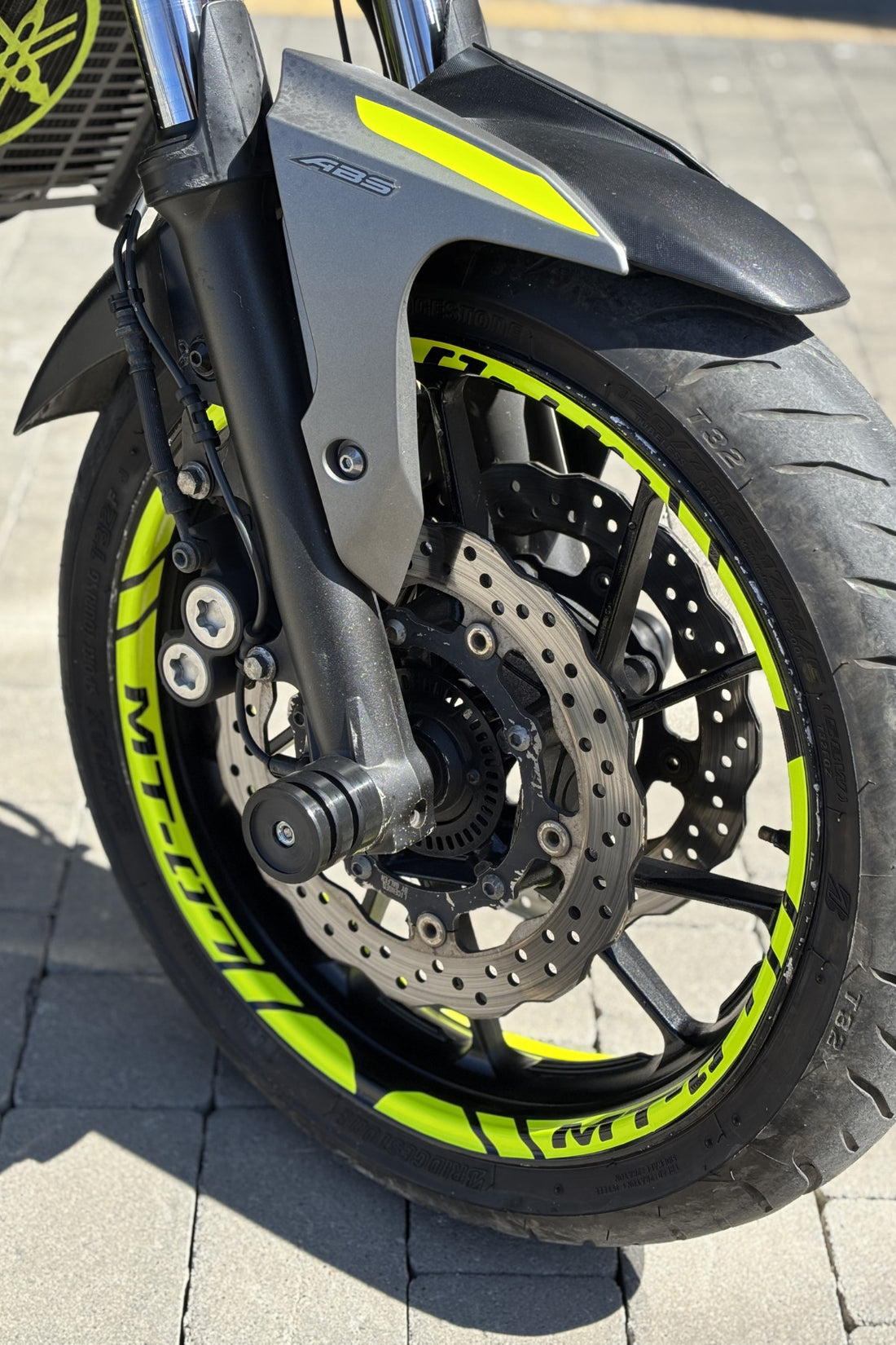 Yamaha MT-07 Tüm Yıllar için Uyumlu Neon Sarı Jant Şeridi Sticker (12 Parça)