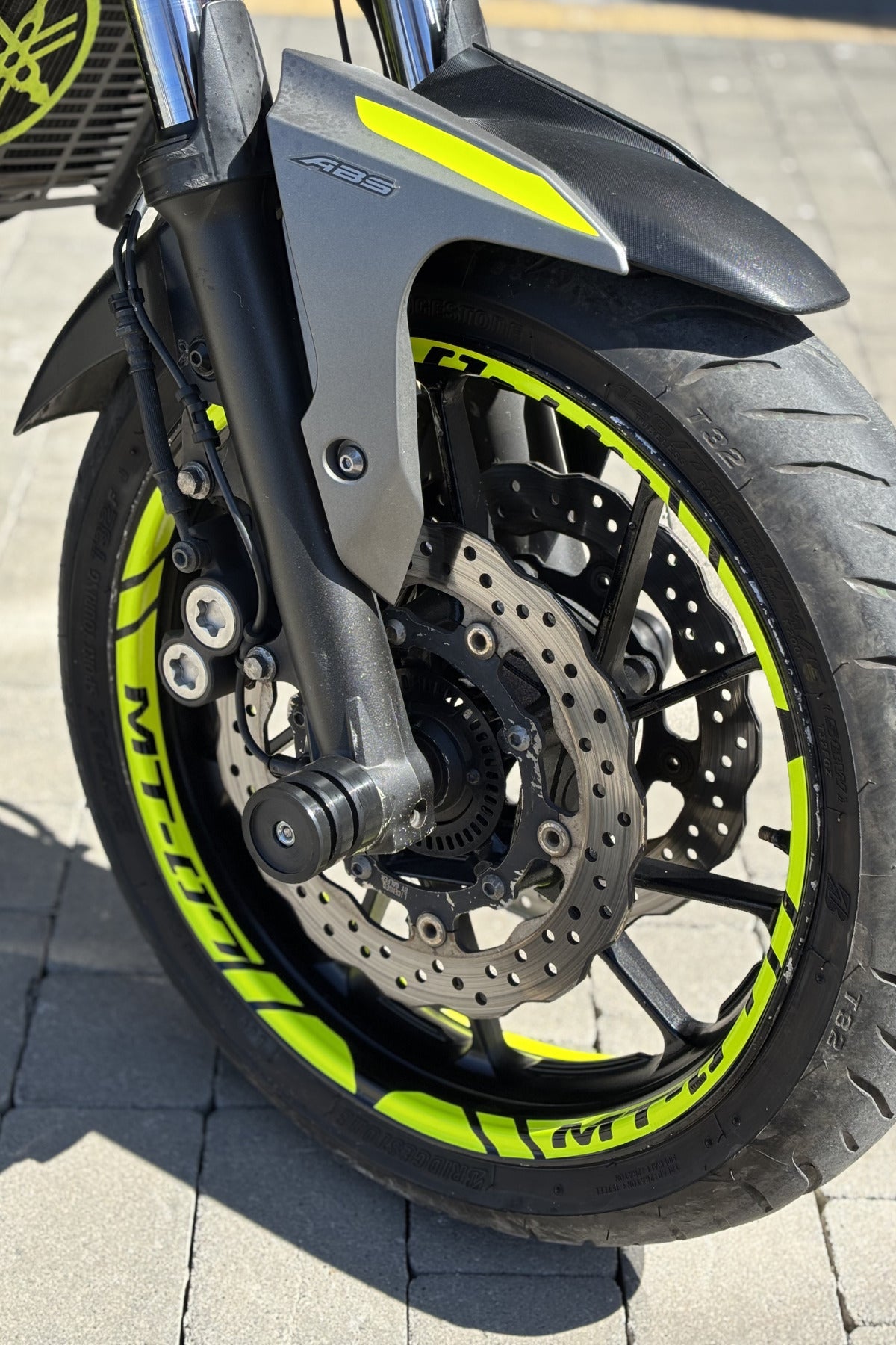 Yamaha MT-07 Tüm Yıllar için Uyumlu Neon Sarı Jant Şeridi Sticker (12 Parça)