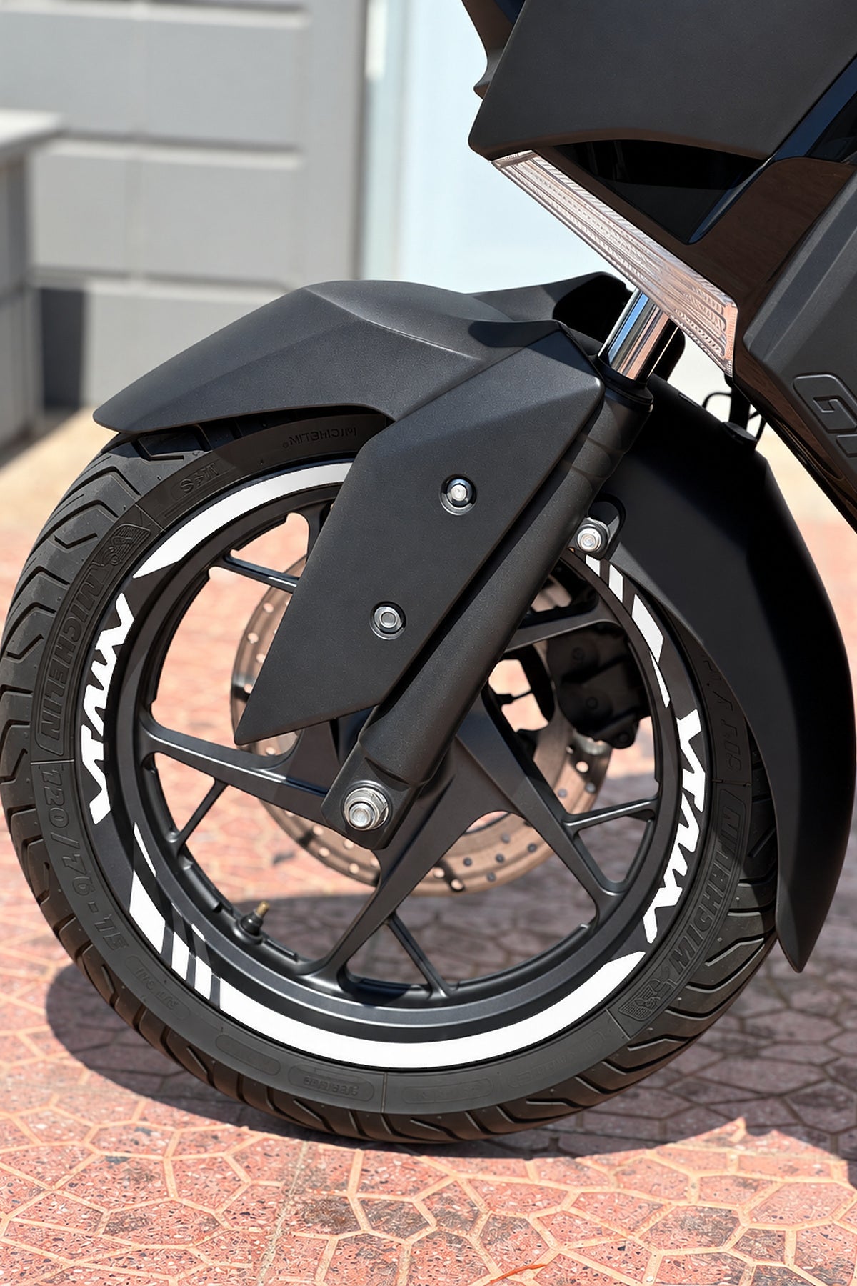 Yamaha Xmax Scooter için Kalın Kesikli + Xmax Yazılı Jant Şeridi Sticker Seti (Ön Arka Yeterli)