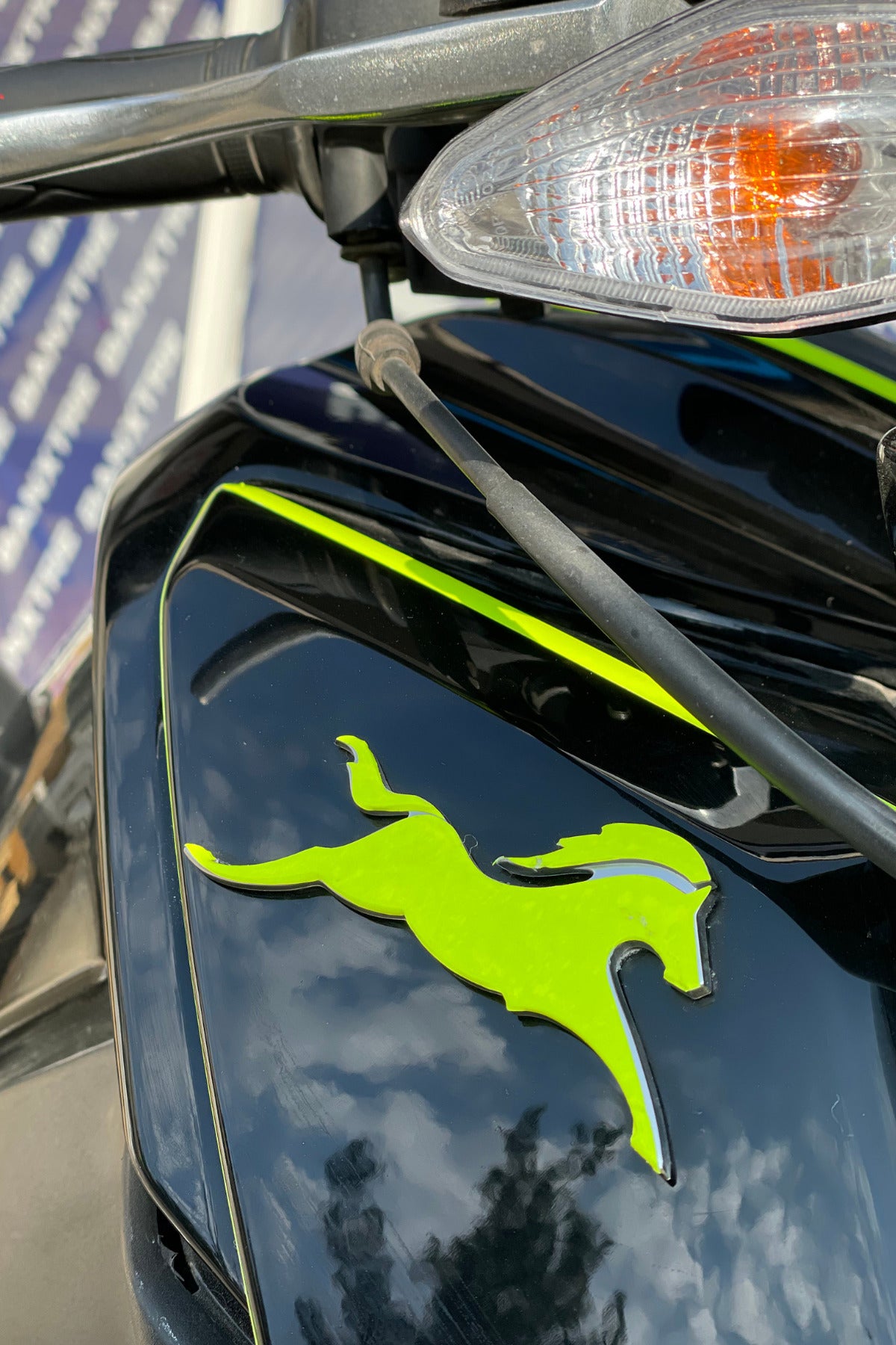 TVS Raider için Neon Sarı TVS Logosu At için Birebir uyumlu Sticker Etiket Seti (Sağ ve Sol )