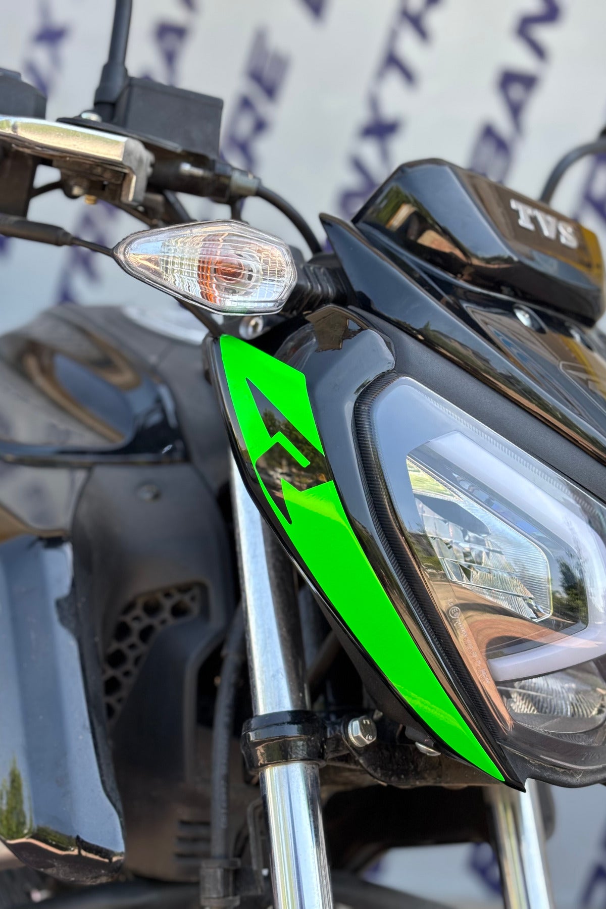 TVS Raider için R Logolu Far Kaşı Detay Sticker (2 Adet)