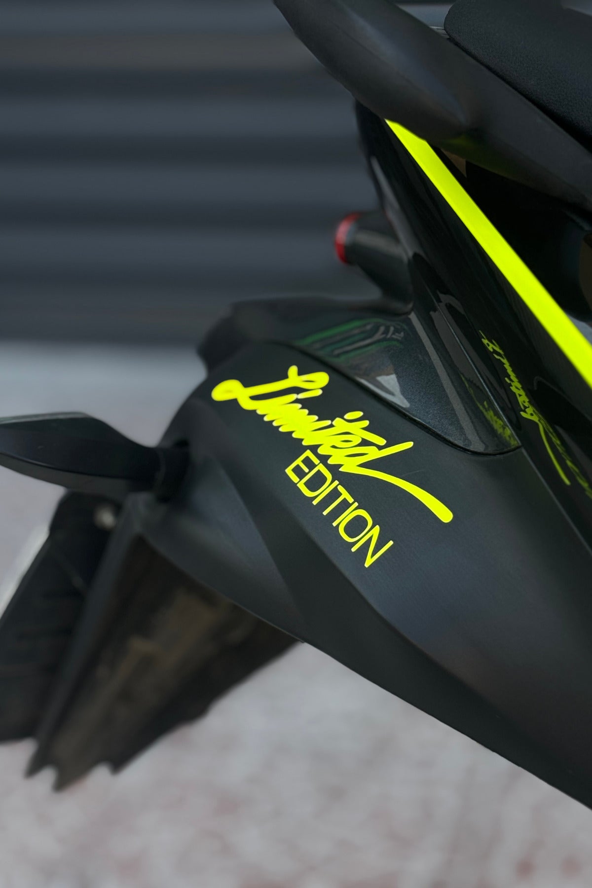 Motor-Araba-Kask için Neon Sarı Limited Edition Sticker Etiket (15CM)
