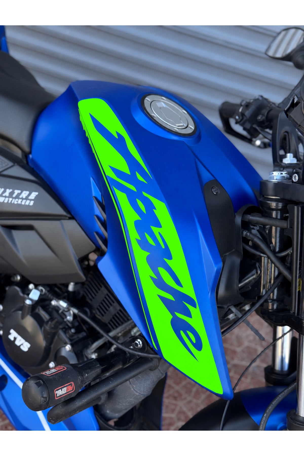 TVS Apache RTR için Yan Grenaj Apache Yazılı Kaplama Sticker Etiket (Sağ ve Sol)