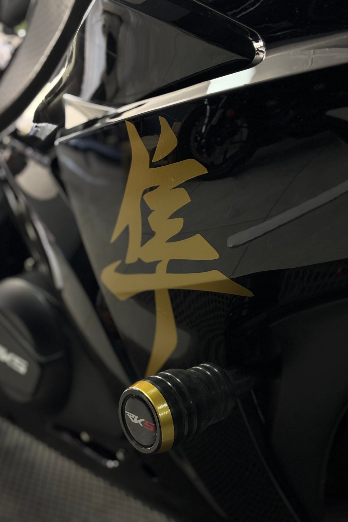 Motosiklet için Mat Gold Renk Büyük Boy Hayabusa Logoları (Sağ ve Sol toplam 2 Adet)(30CM Boy)