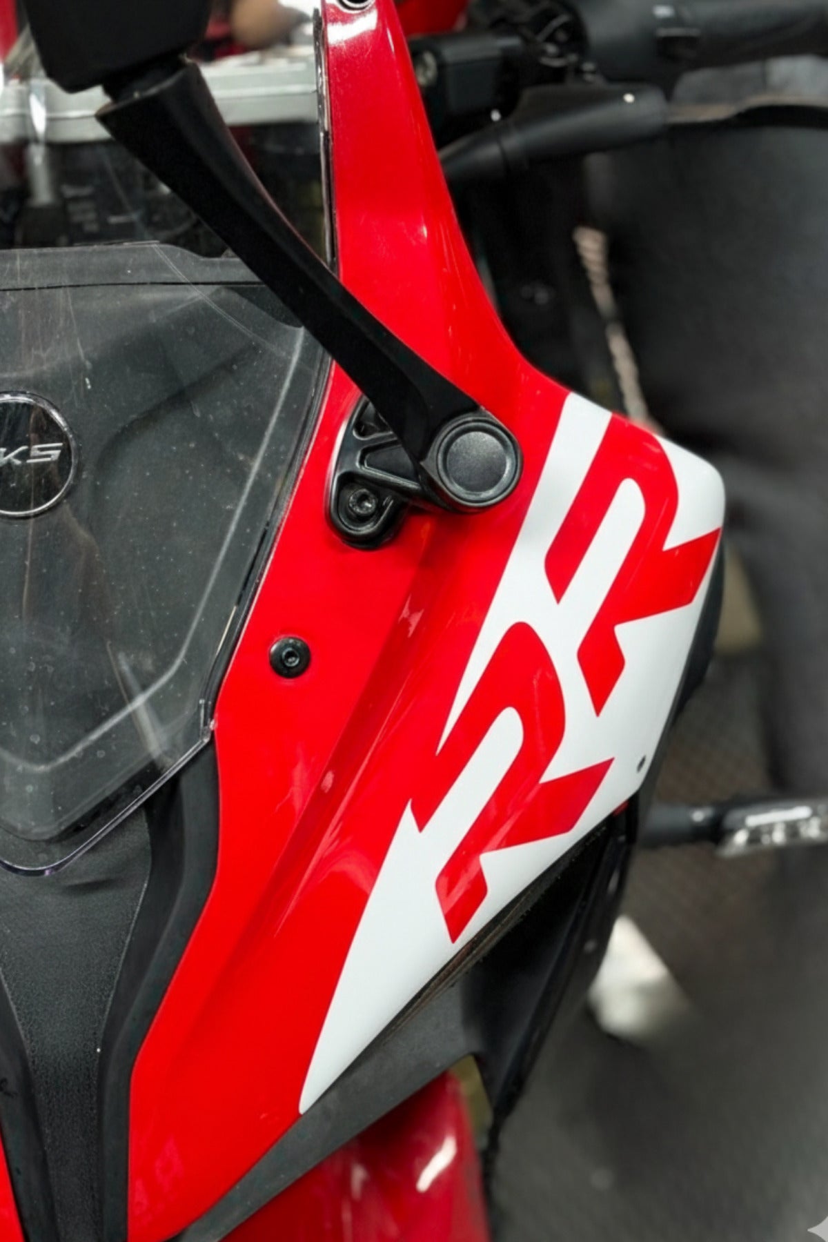 SRK 125 Kafa Grenajı için Uyumlu Beyaz Renk RR Sticker Etiket
