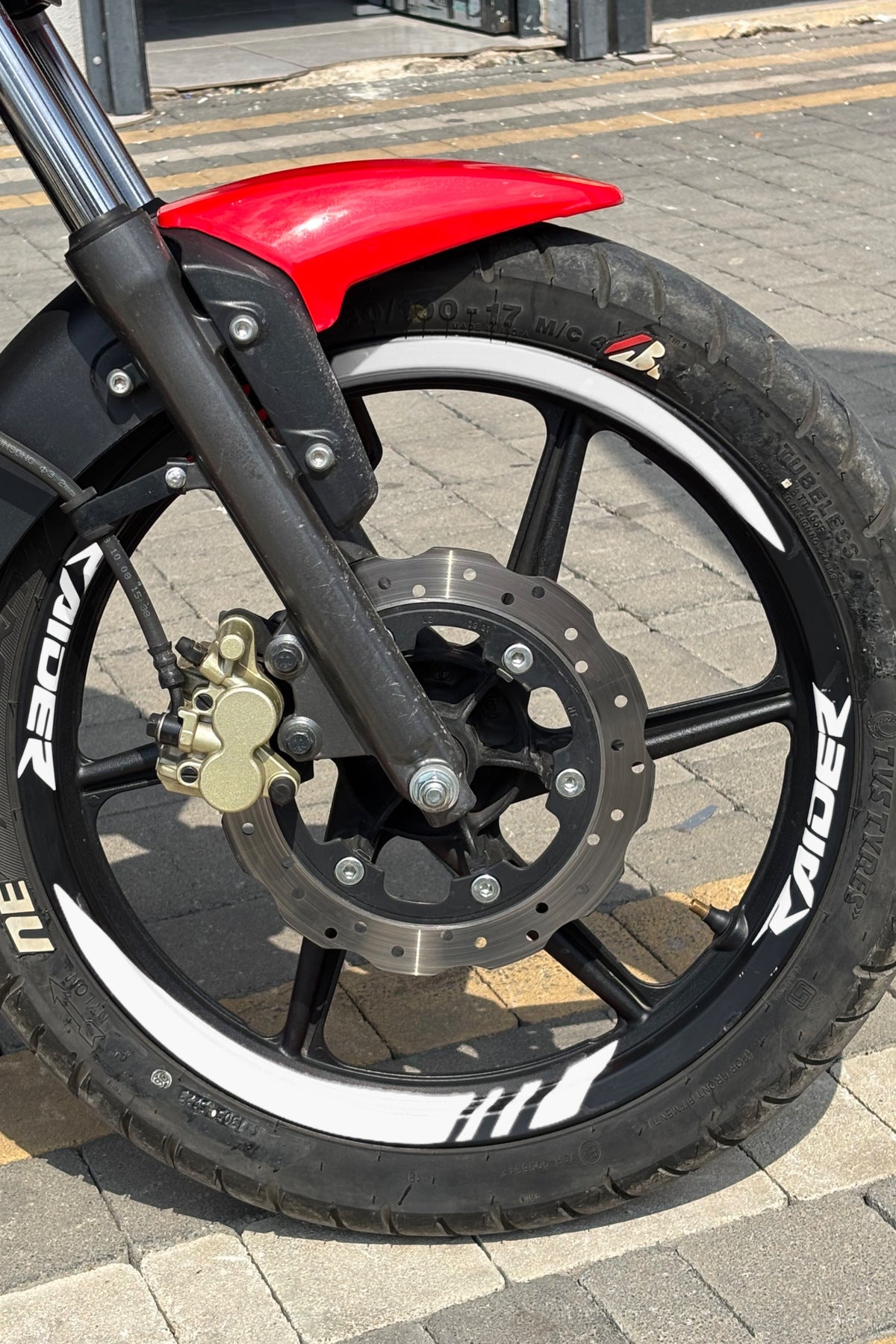 TVS Raider 125 için Kalın Kesikli + Raider Yazılı Jant Şeridi (Ön-Arka-Sağ-Sol)