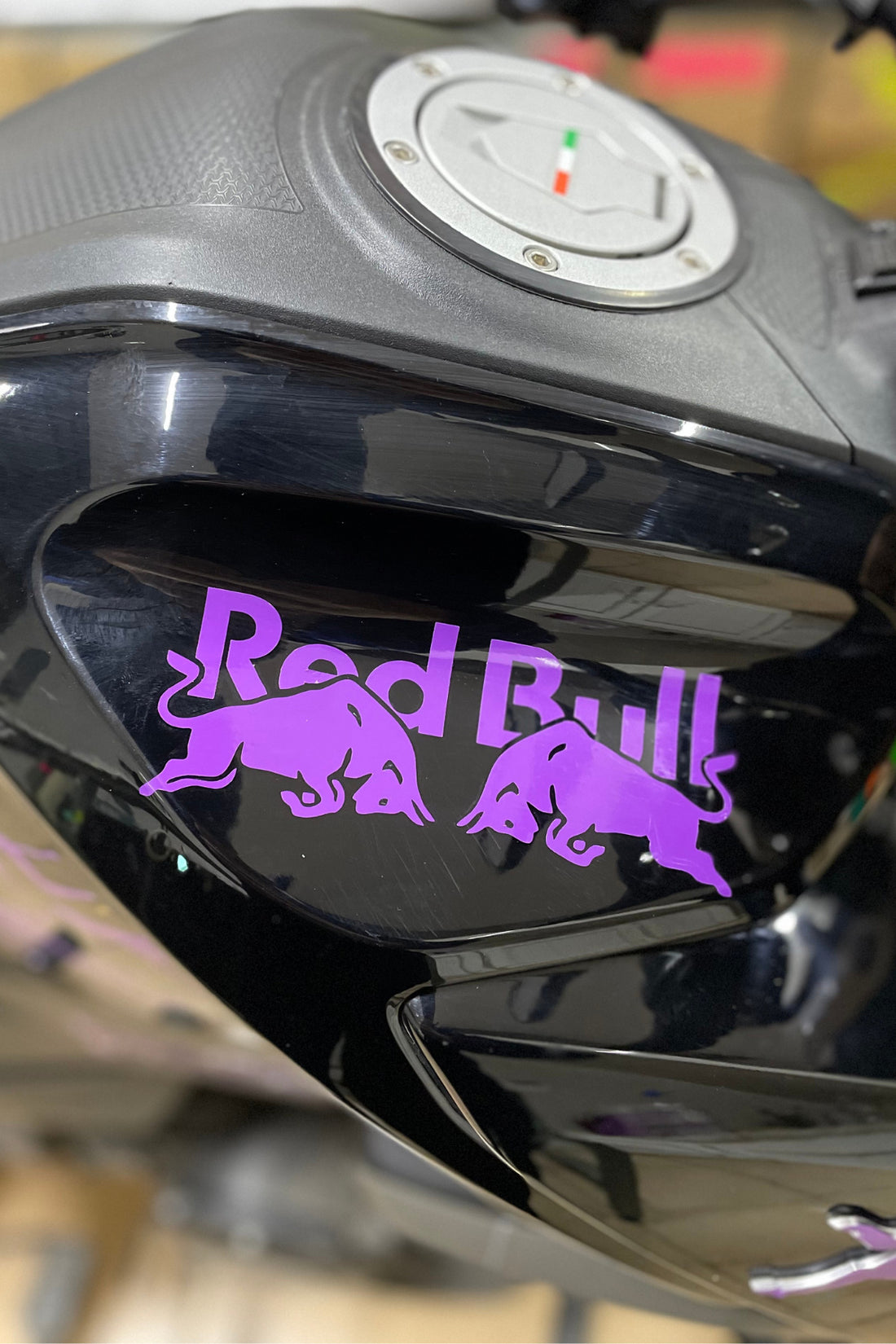 Motor-Araba-Kask için Oracal Mor Renk Boğa Enerji Sticker Etiket (15CMx6CM) (1 Adet)