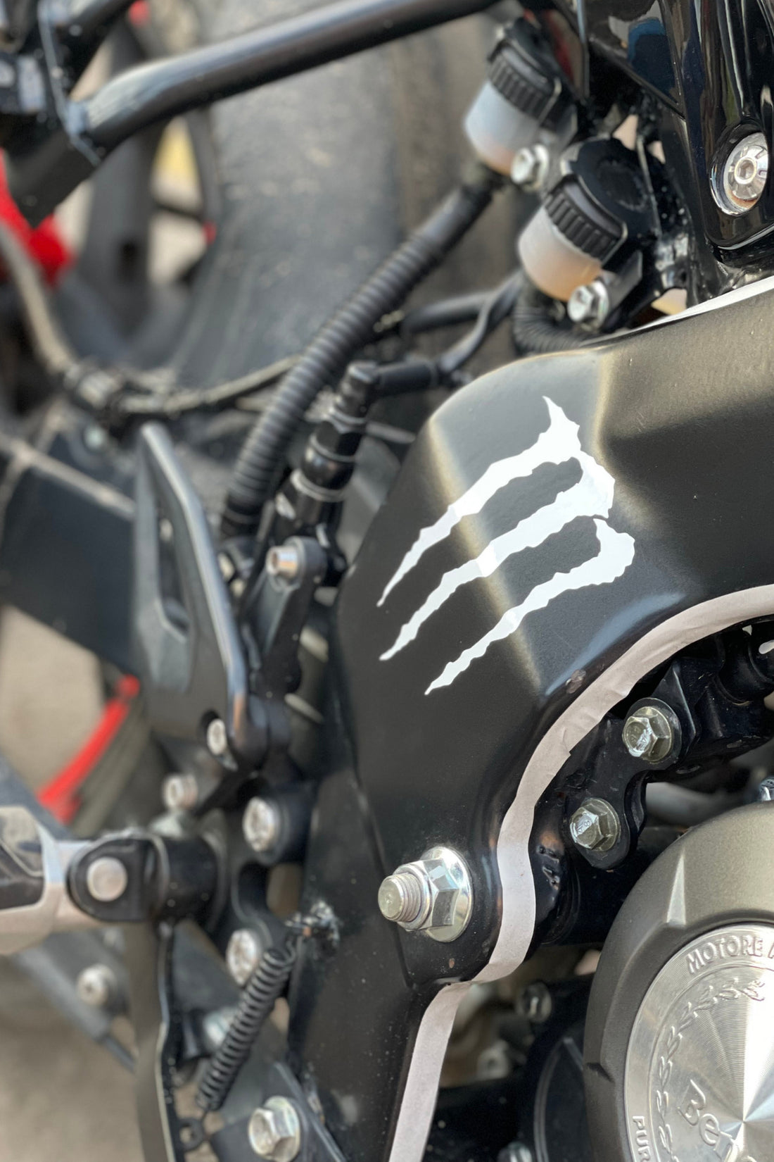Motor Uyumlu Dekoratif Sticker Monster Beyaz Renk Dekoratif Etiket