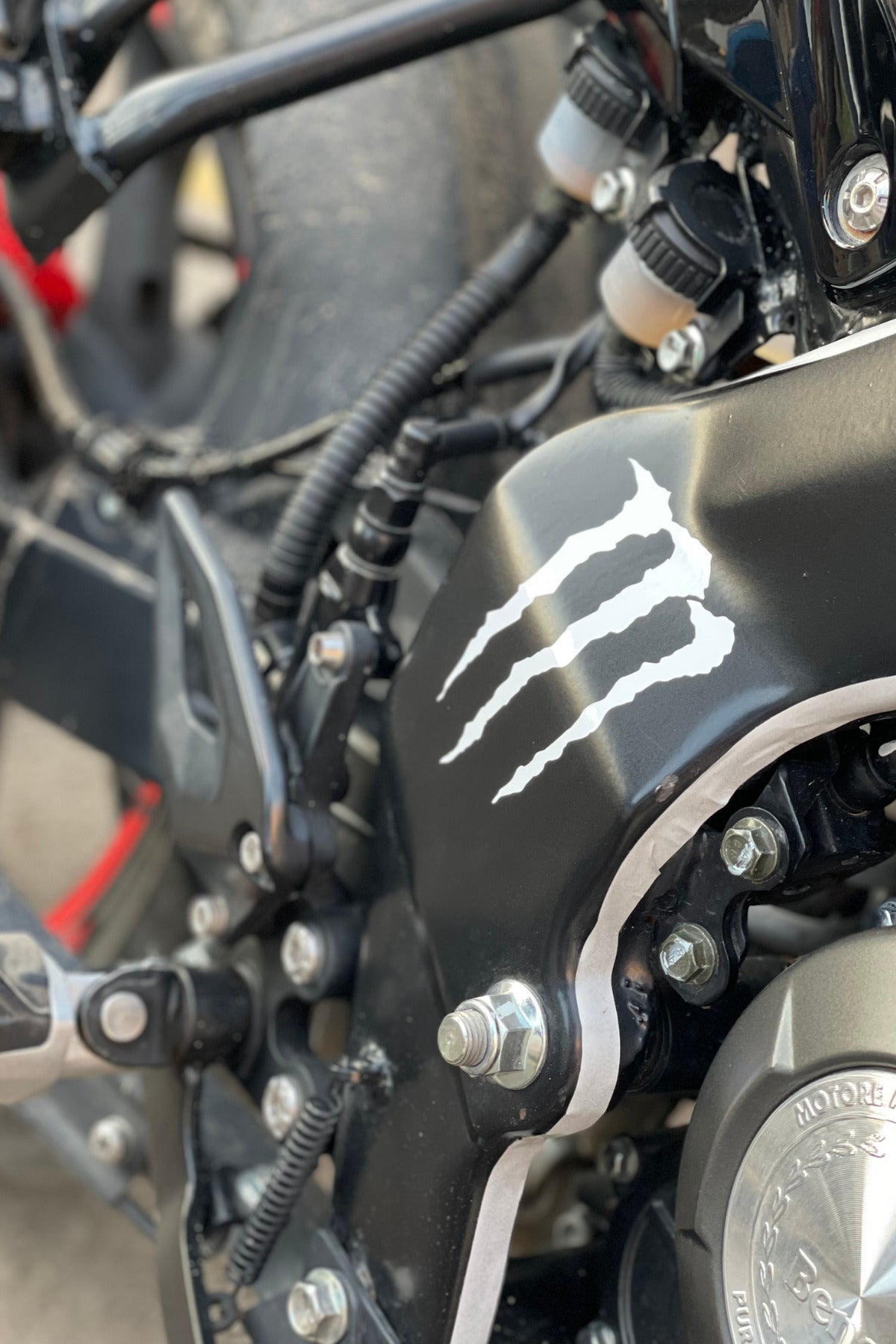 Motor Uyumlu Dekoratif Sticker Monster Beyaz Renk Dekoratif Etiket