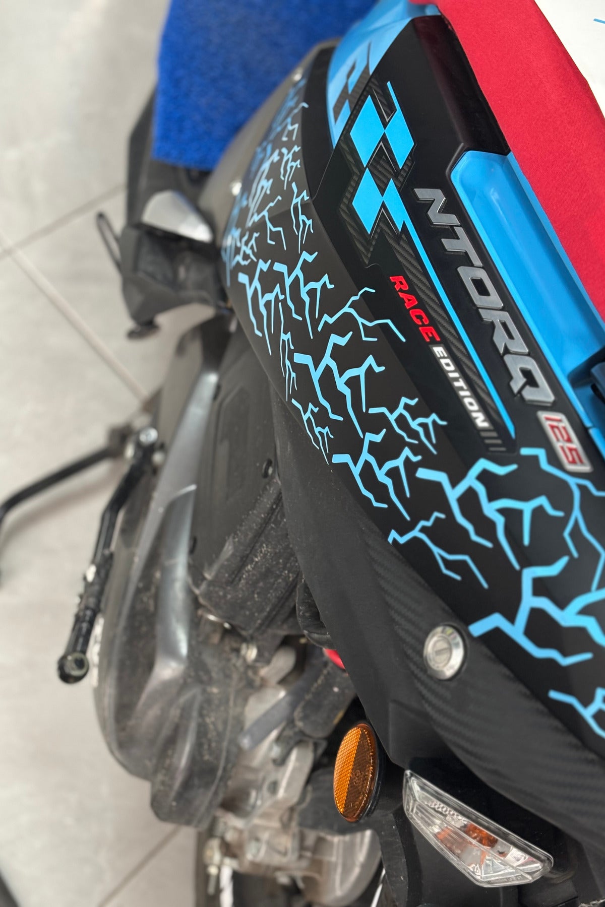 Motor ve Kask için Açık Mavi Parçalı Şimşek Sticker Etiket (32 Parça)