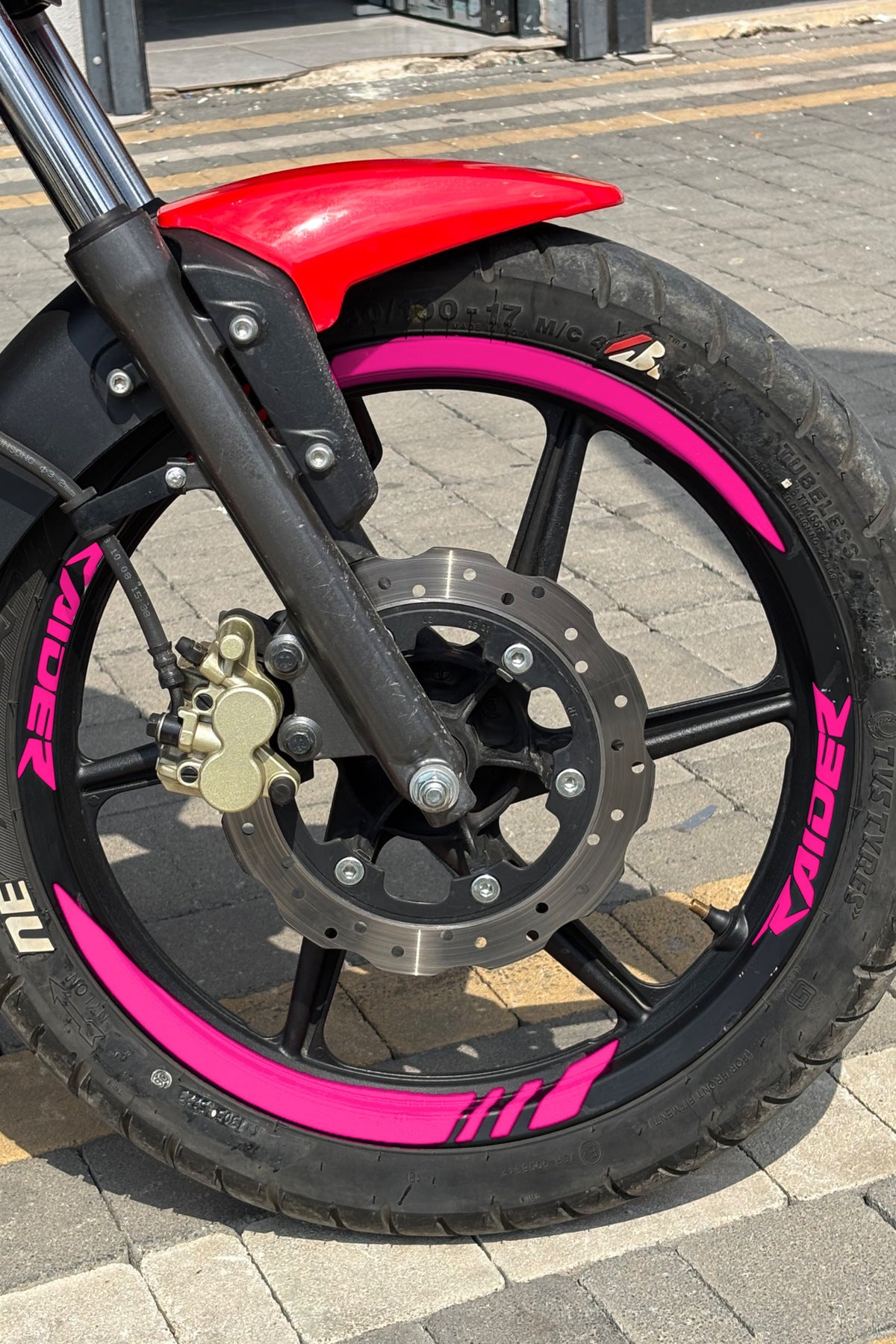 TVS Raider 125 için Kalın Kesikli + Raider Yazılı Jant Şeridi (Ön-Arka-Sağ-Sol)