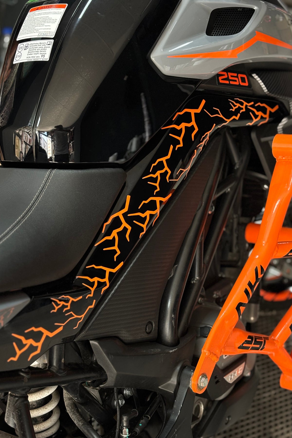 Motor ve Kask için Tüm Motorlara Uyumlu Turuncu Şimşek Yıldırım Seti (32'li)