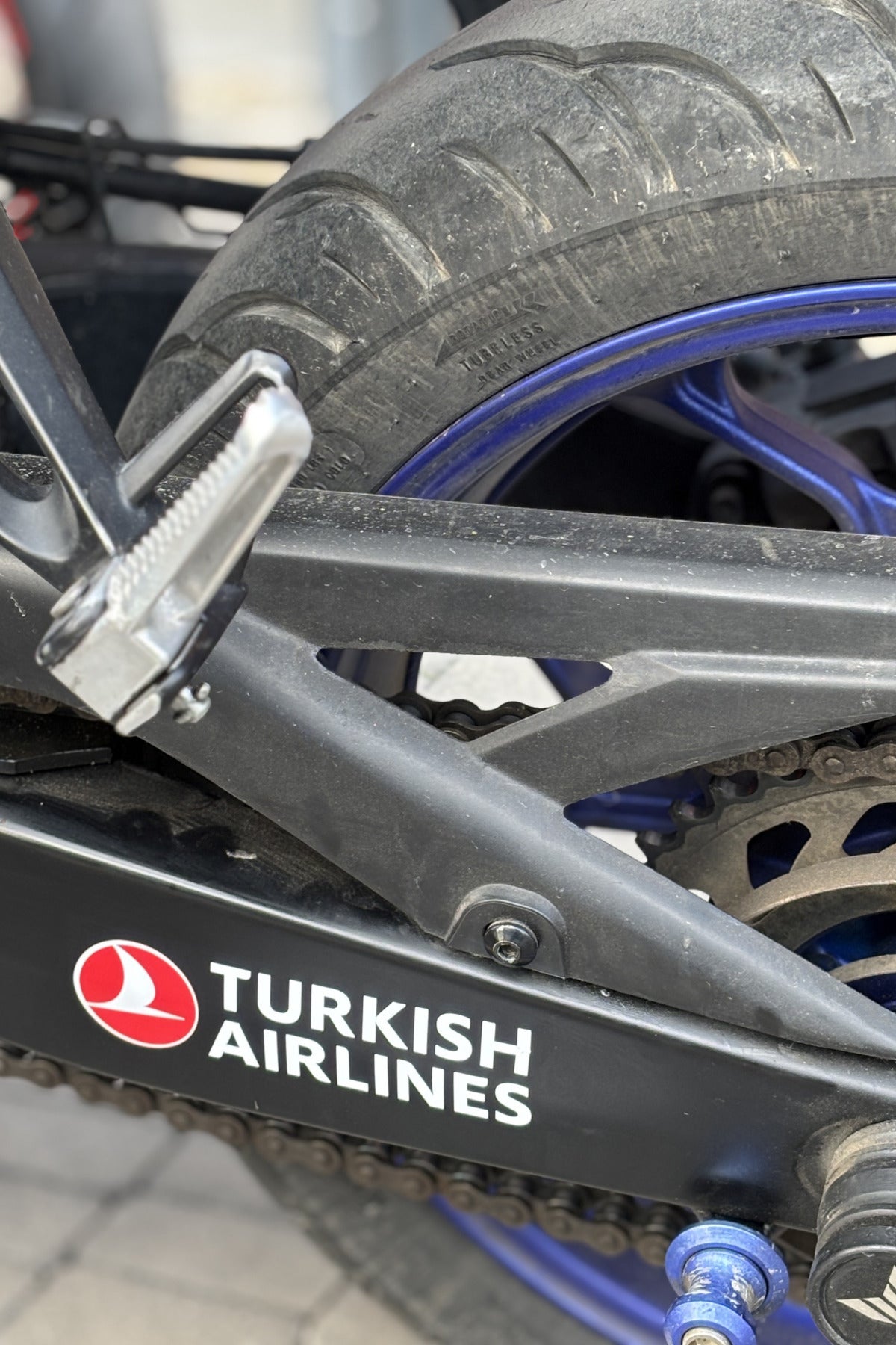 Motor-Araba ve Kask için Turkish Airlines Kırmızı Beyaz Sticker Etiket (18CMx5CM)(1 Adet)