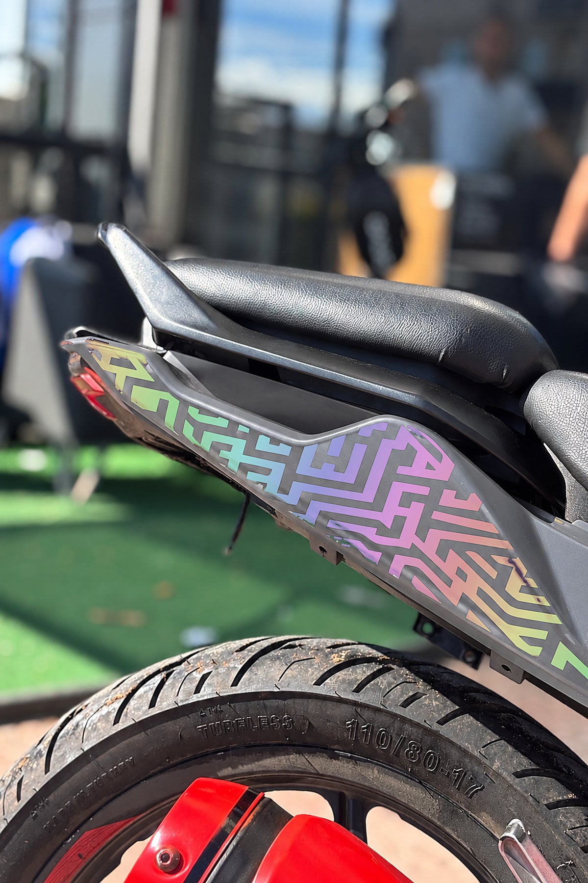 TVS Raider 125 için Labirent Desenli Sele Altı Kaplama Sticker Etiket (Sağ ve Sol )
