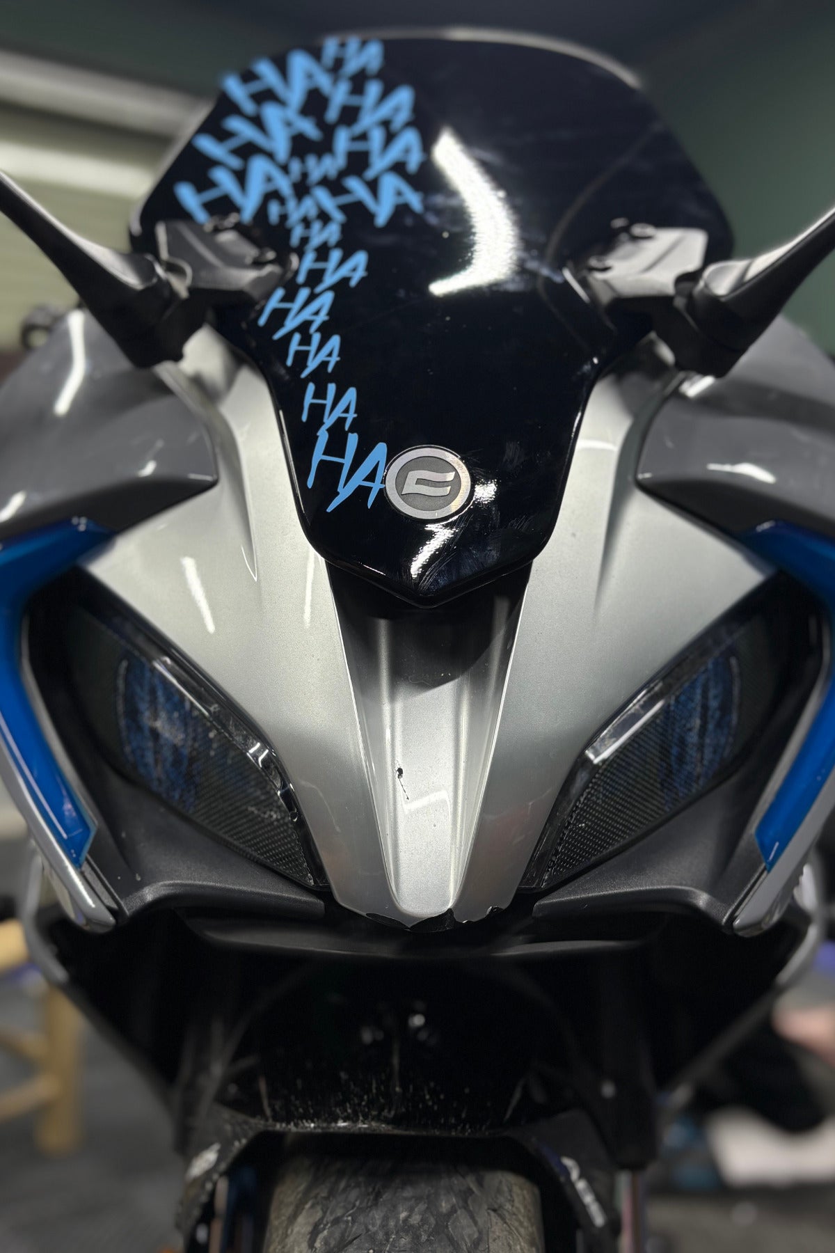 CFMOTO SR250 için Delikli Far Üstü Sticker Seti Aydınlatma Engellemez(Sağ ve Sol)