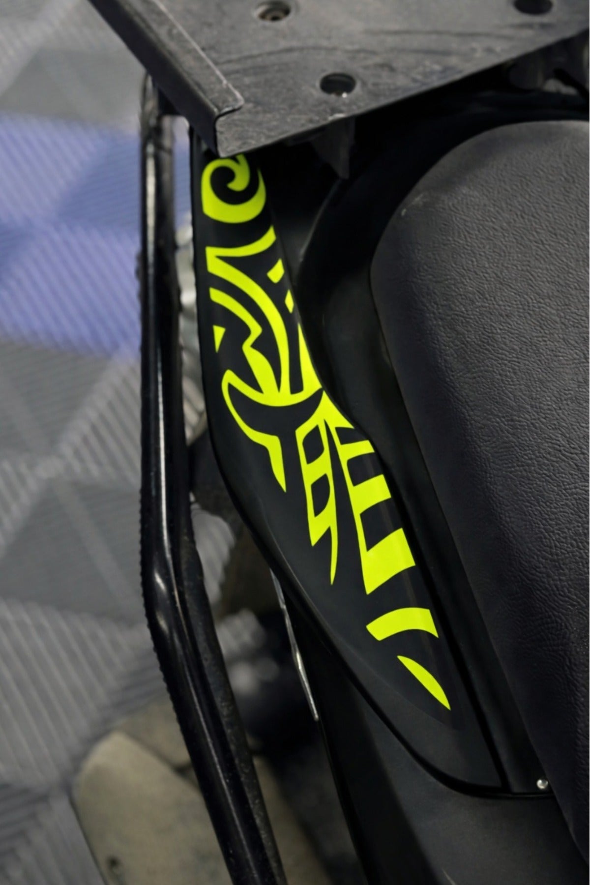 Honda PCX için Neon Sarı Renk Arka Tutamaç Uyumlu Tribal Desen Sticker (2018-2019-2020)