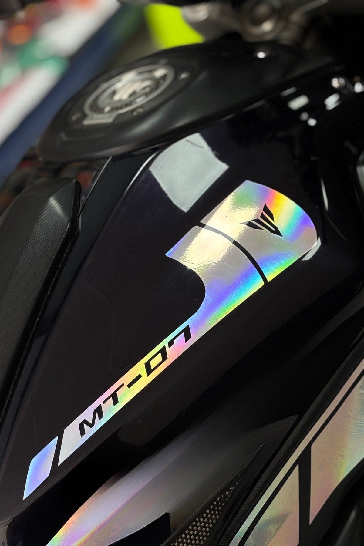 Yamaha MT-07 Grubu için Hologramlı Depo Kenar Şerit Detay Sticker (2 Parça)