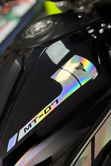 Yamaha MT-07 Grubu için Hologramlı Depo Kenar Şerit Detay Sticker (2 Parça)