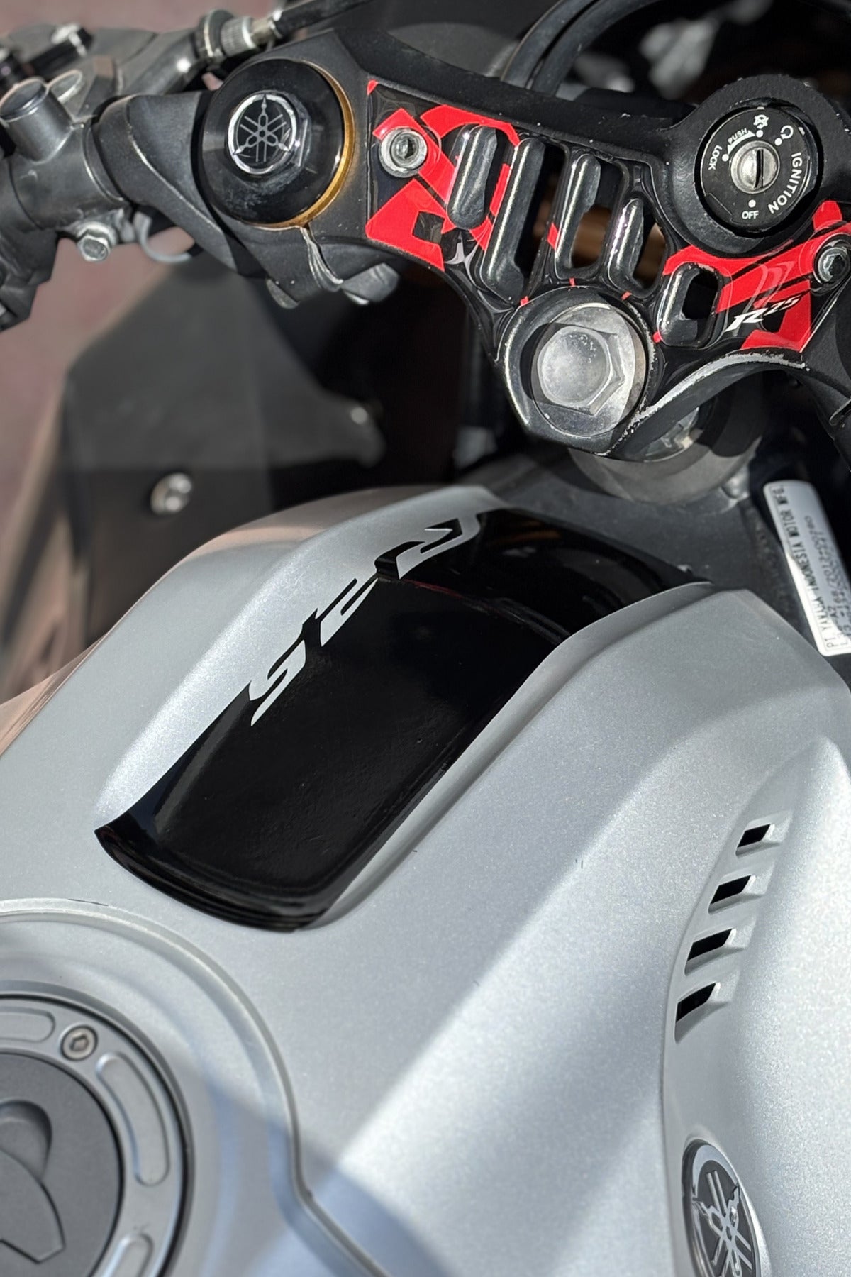 Yamaha R25 için Depo Önü R25 Detaylı Siyah Renk Sticker (2019-2024)