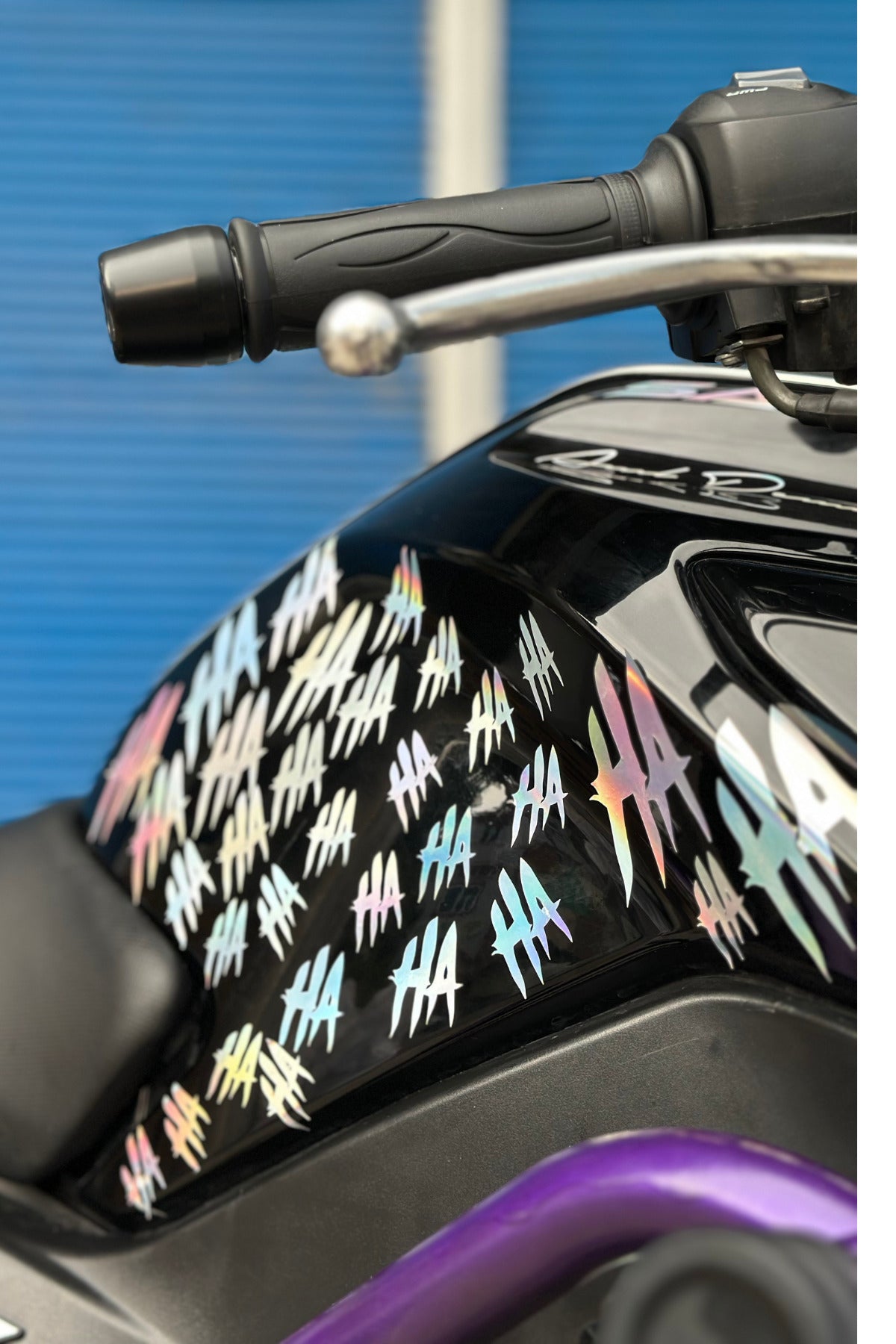 Motor ve Kask İçin Hologramlı Parlayan Eğik Hahaha Sticker Etiket 15 cmx30 cm