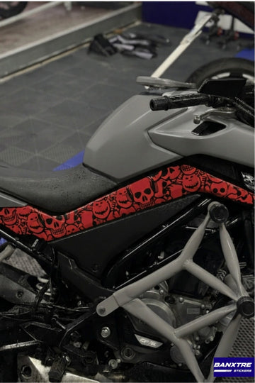 CFMOTO NK250 için Kırmızı Renk Kurukafa Desenli Yan Drenaj Kaplama Sticker Seti (Sağ ve Sol)