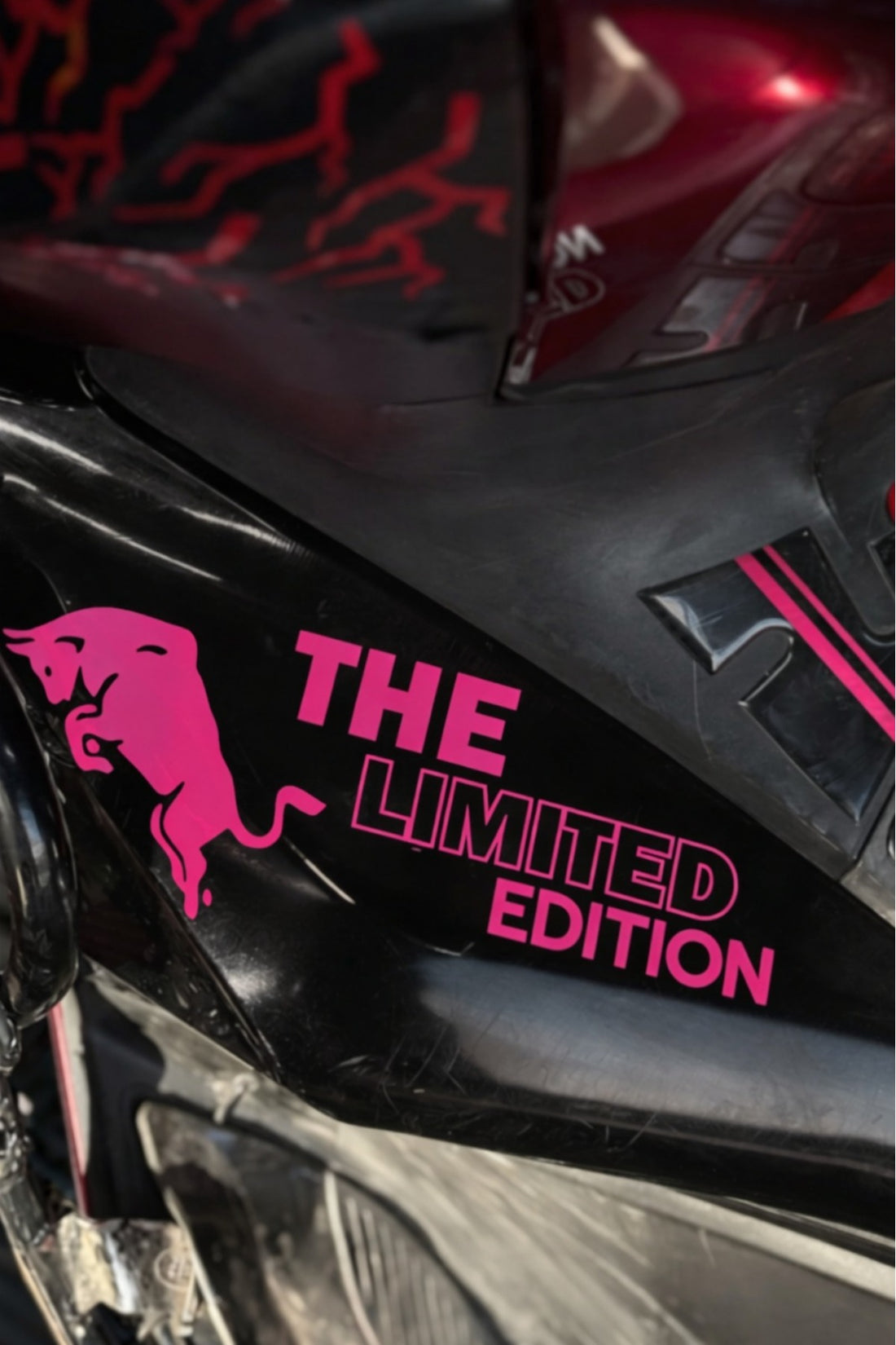 Honda PCX için Boğa Enerji Limited Edition Sticker Etiket Pembe Renk (Tek Taraf)